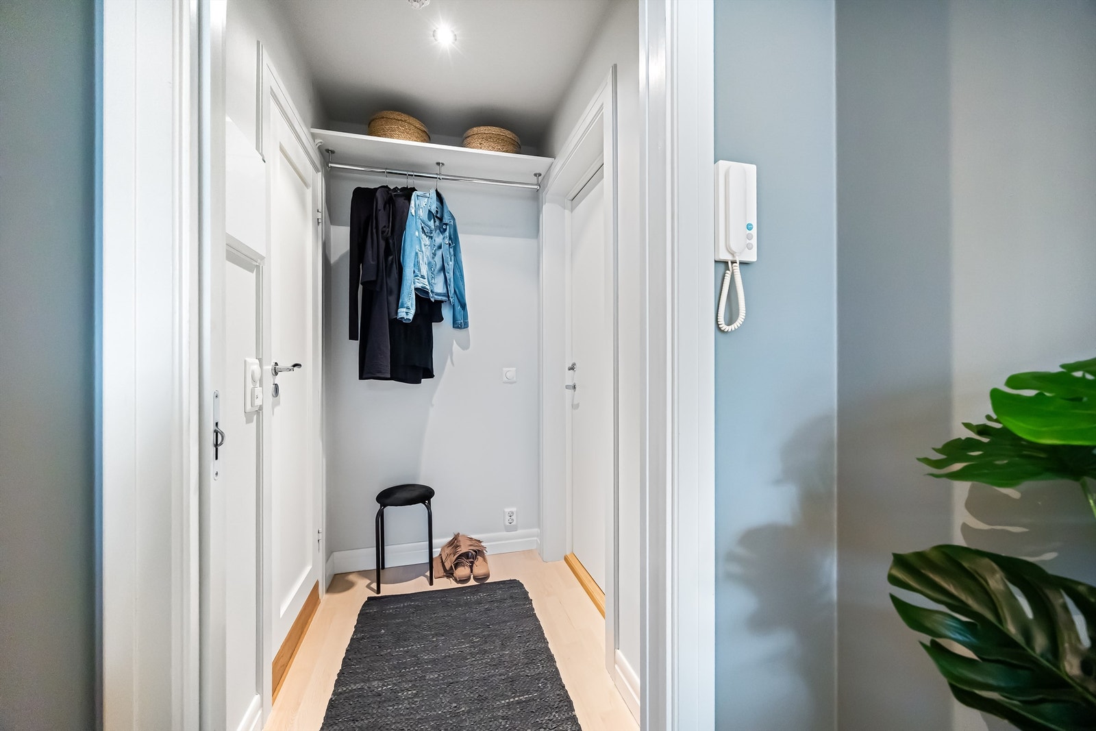 Lys og innbydende entré som gir et svært godt førsteinntrykk av leiligheten. Her er det god plass til å henge av seg yttertøy og sko i garderobeskap. Galleribilde