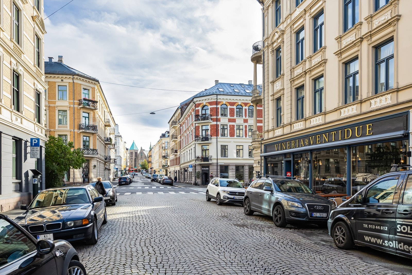 Området er perfekt for deg som ønsker en kombinasjon av å ha alle fasiliteter innen gangavstand, samt bo i veletablerte omgivelser. Galleribilde