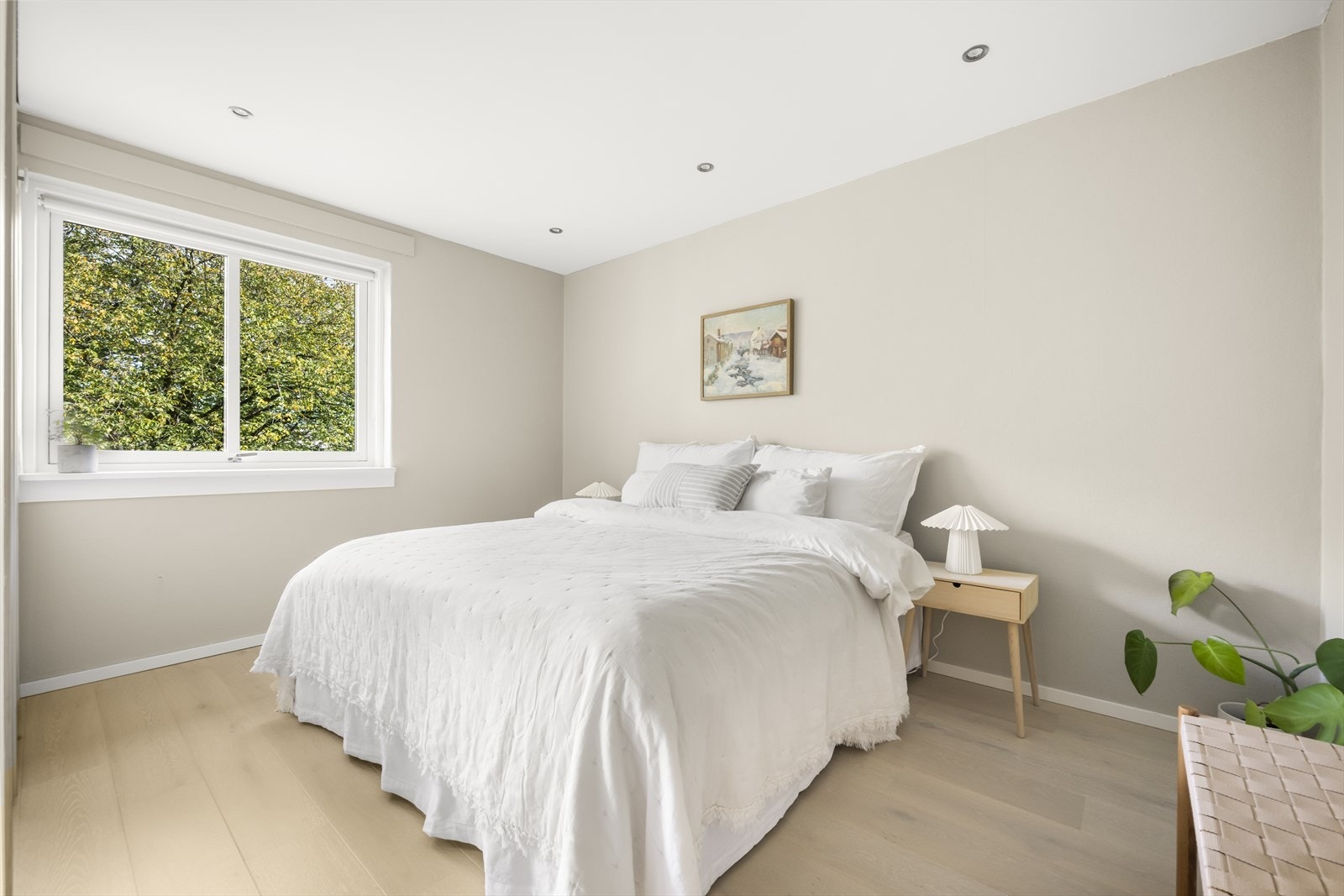 På hovedsoverommet er det god plass til dobbeltseng, nattbord og garderobeskap. Galleribilde