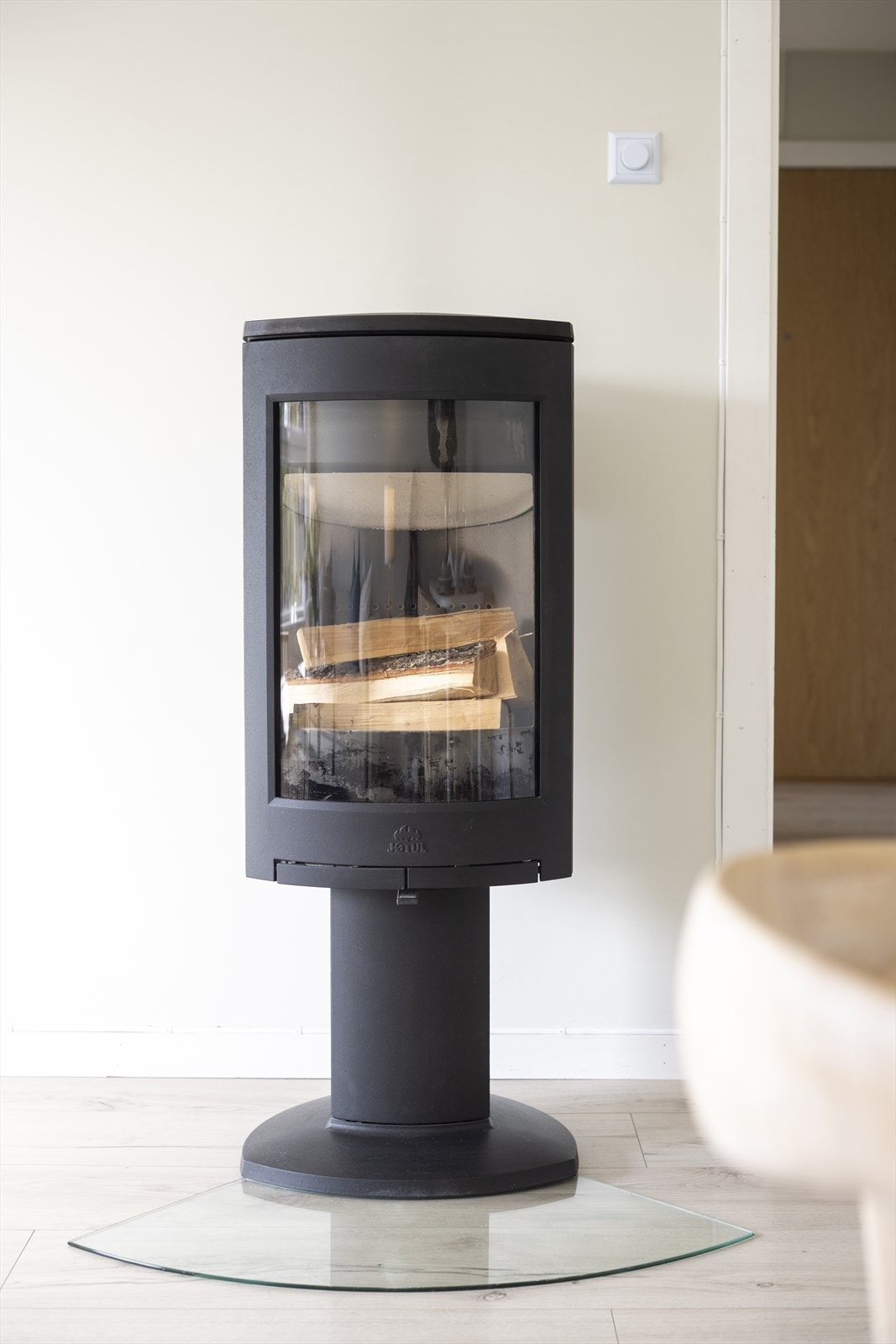 Moderne (2022) peis som sikrer behagelig, vedvarende varme og bidrar til hyggelig stemning på kalde høst- og vinterkvelder. Galleribilde