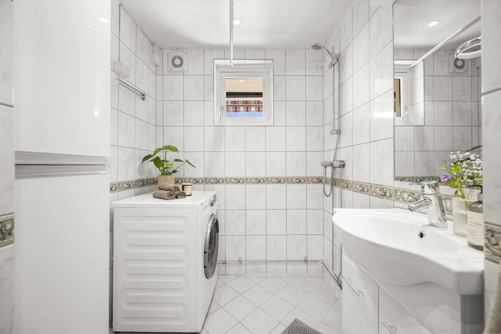 Romslig bad med flislagte overflater, elektrisk gulvvarme og innfelte downlights. Badet ble rehabilitert i regi av borettslaget i 2001. Galleribilde