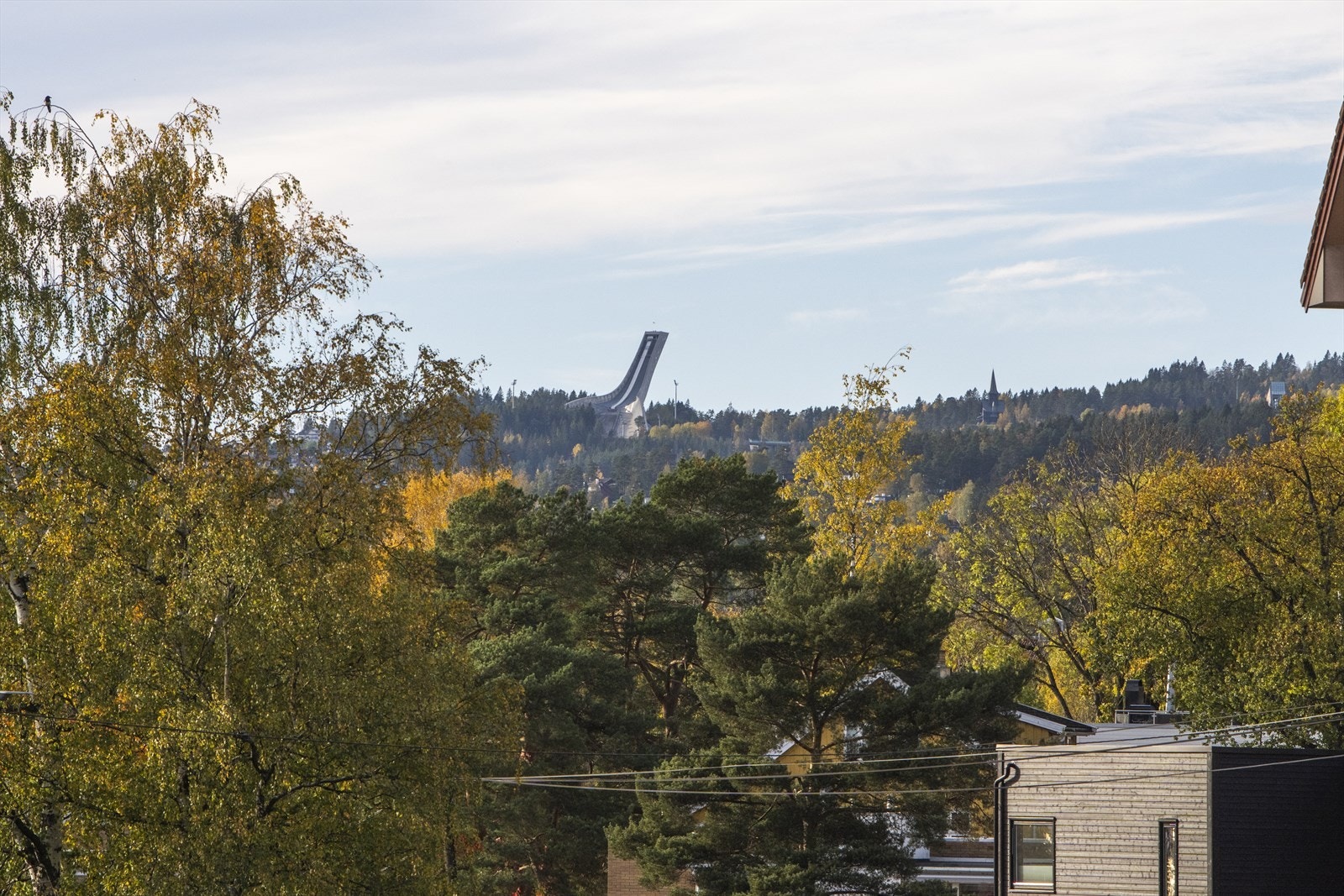 Fra balkongen er det fantastisk utsikt mot Holmenkollen, fjorden og byen. Galleribilde