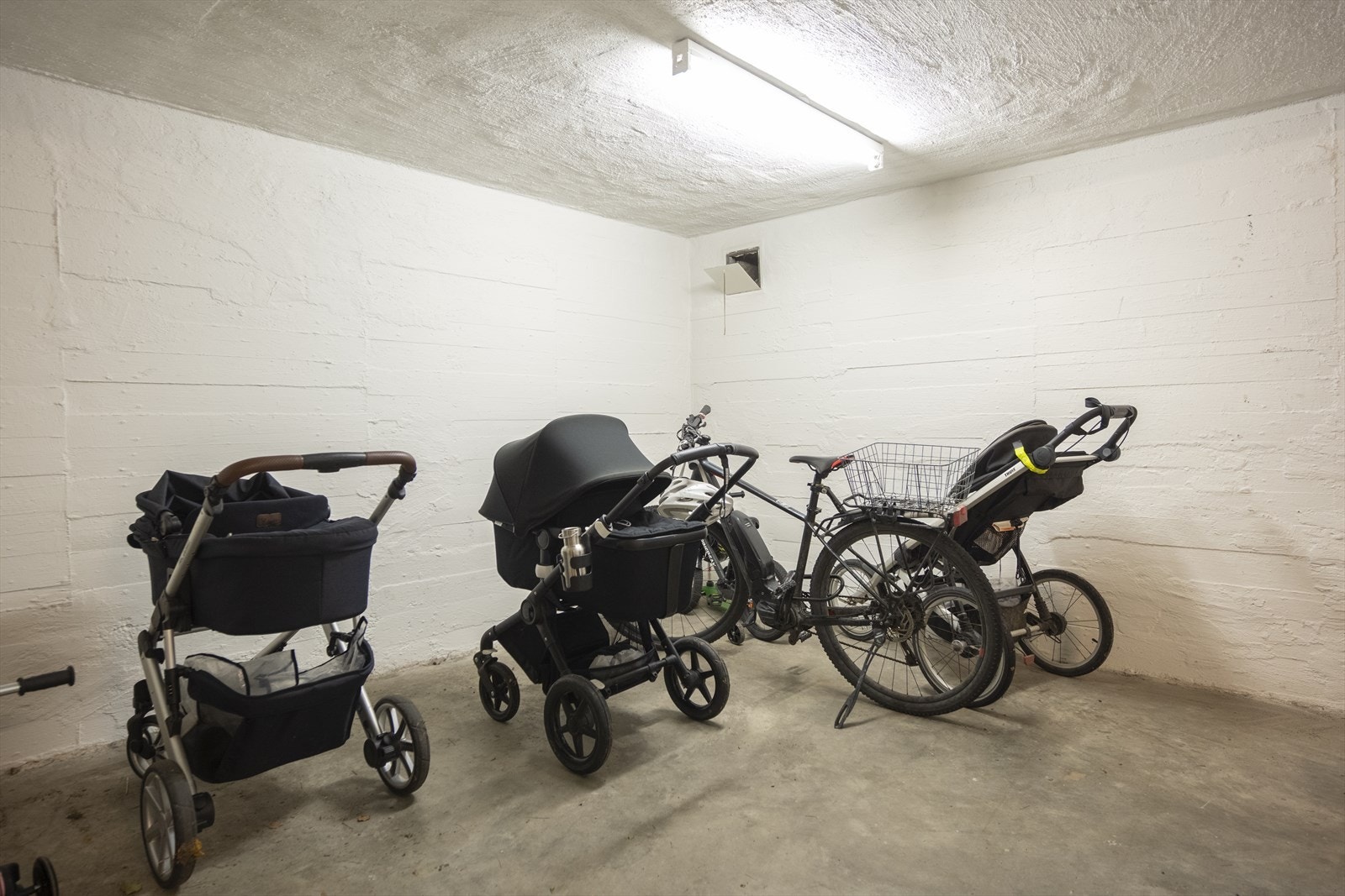 I bygget er det felles vogn- og sykkelbod. Galleribilde