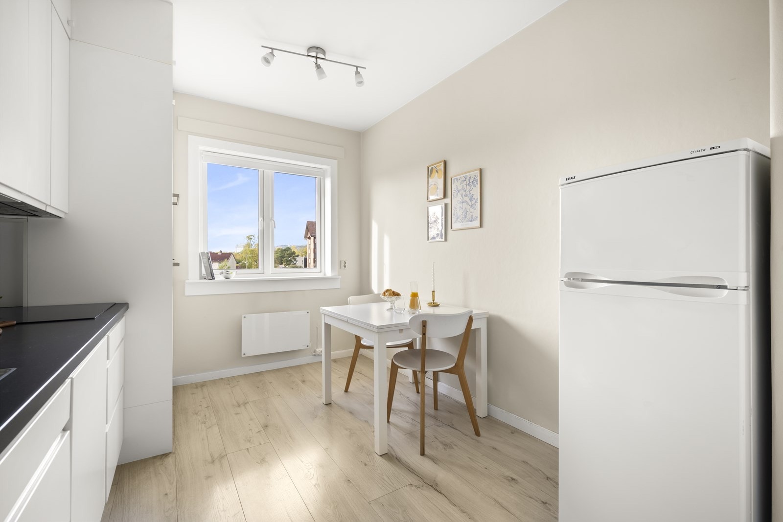 Pent, separat kjøkken med spiseplass. Galleribilde