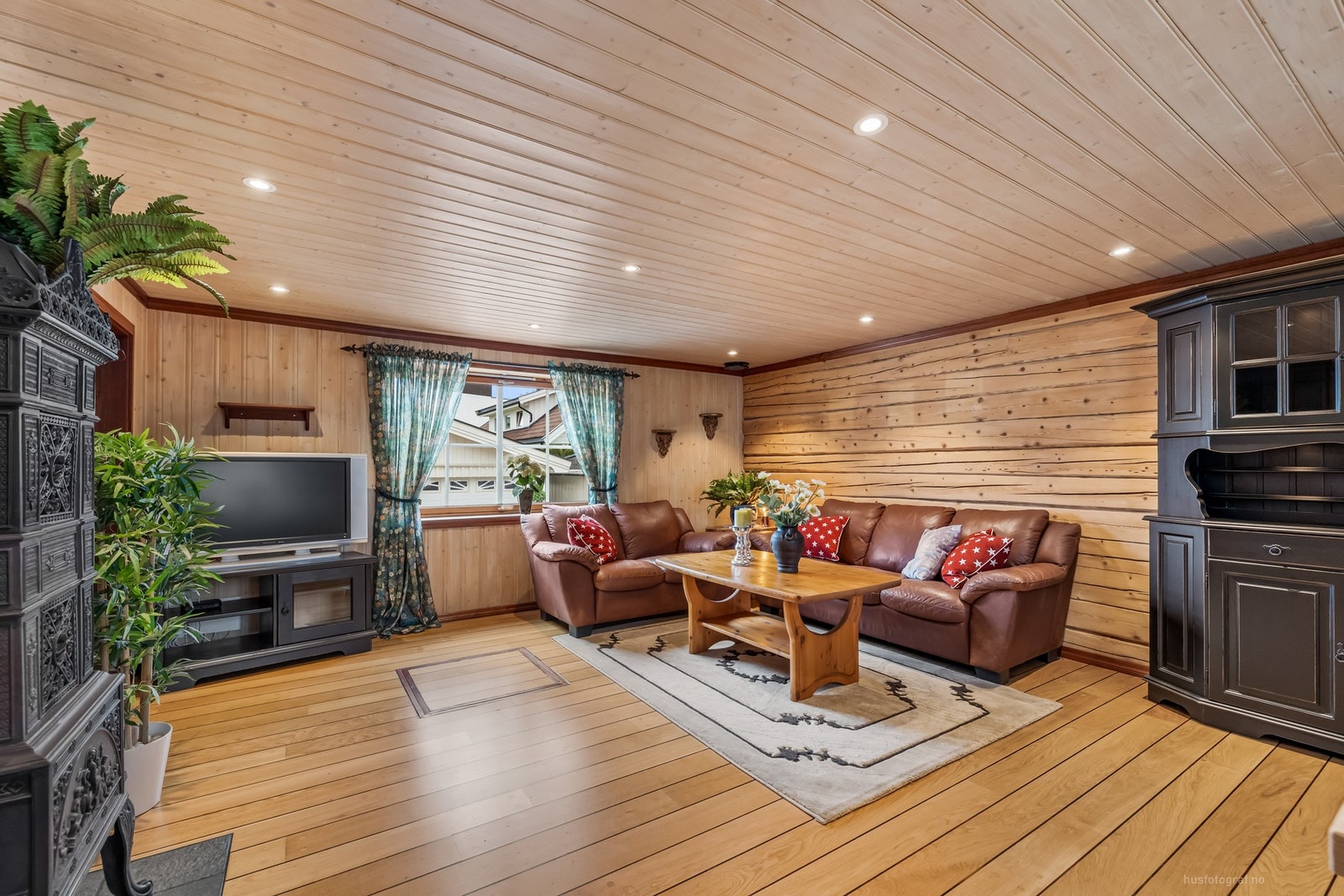 Rommet har fin plass til både sofa, TV-møblement og spisebord Galleribilde