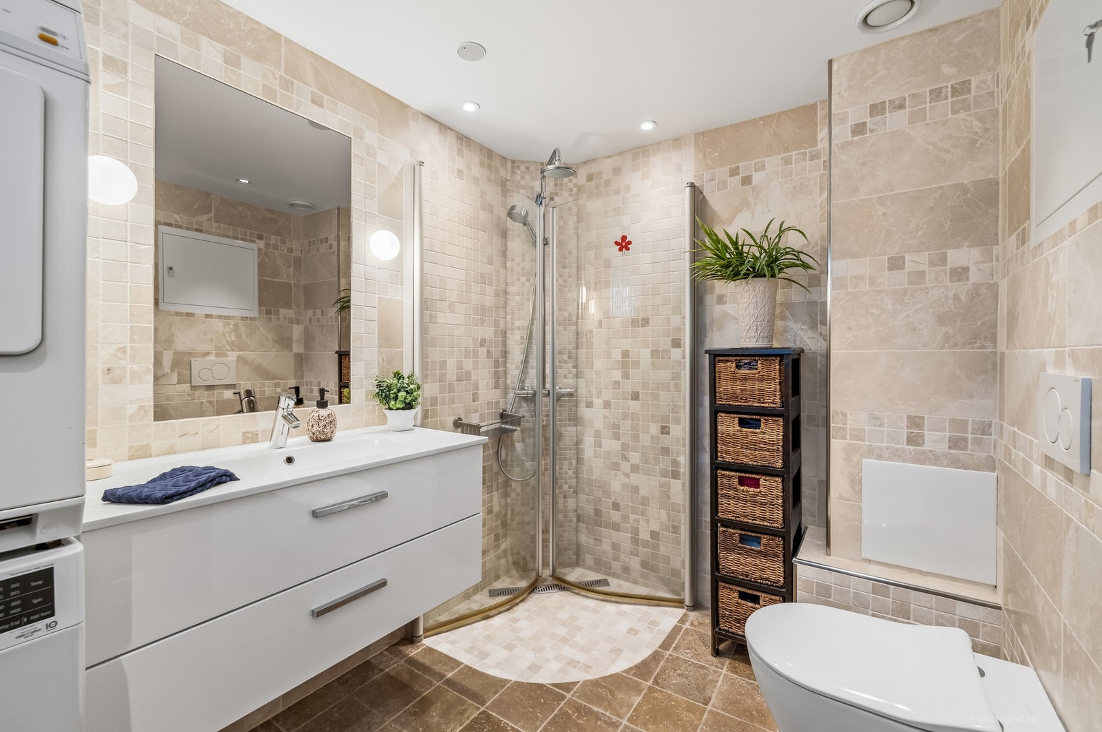 Romslig, helfliset bad fra 2014 med downlights i himling og balansert ventilasjon Galleribilde