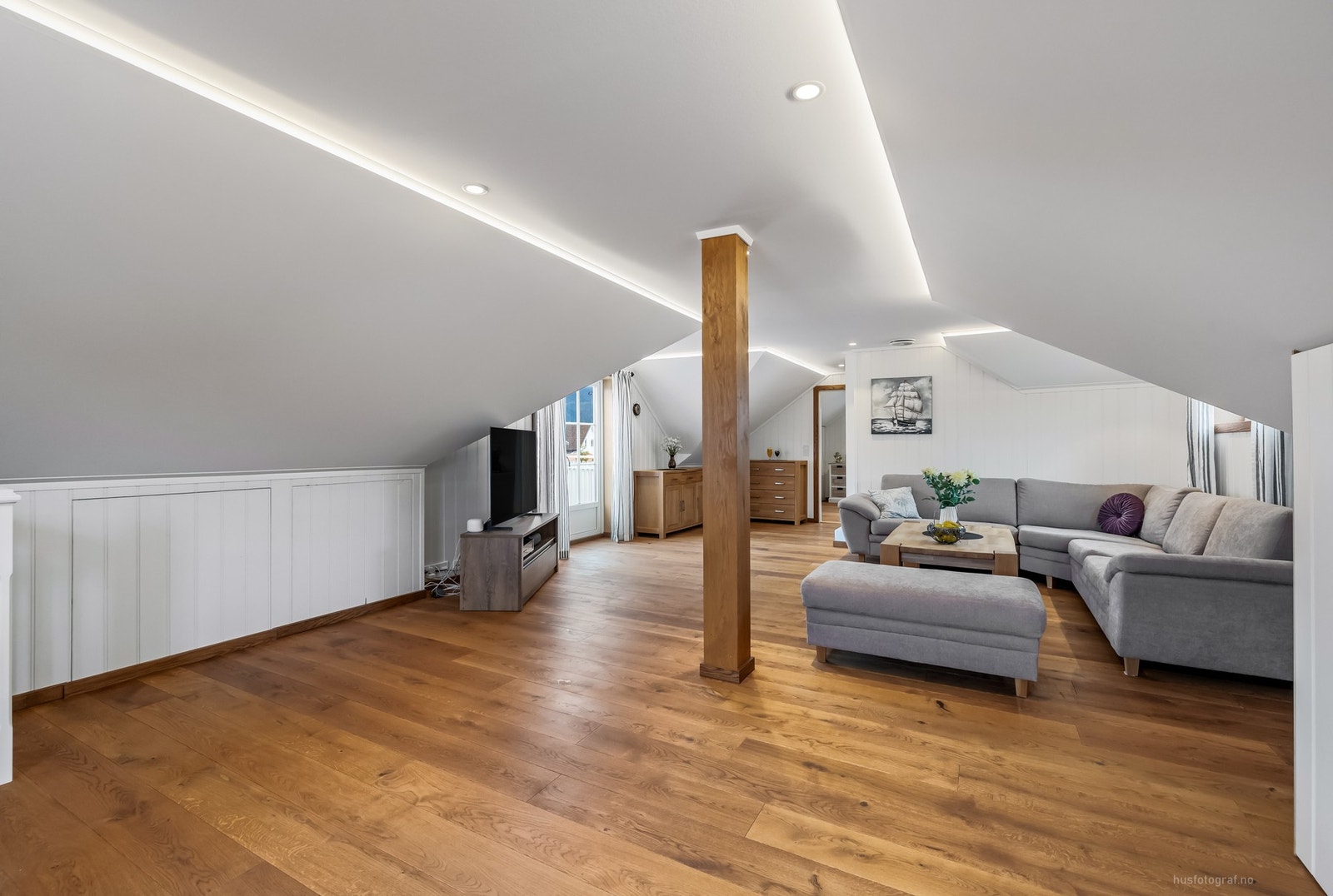Boligen byr videre på en romslig stue i loftsetasjen Galleribilde