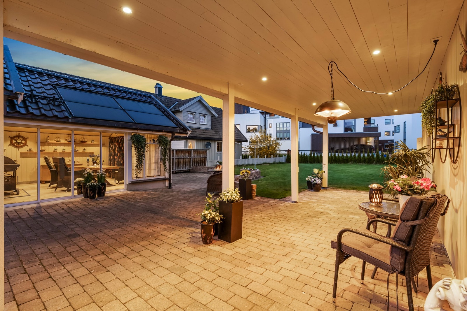 Boligen har bl.a. et oppgradert el-anlegg og flere strategisk plasserte lyspunkter som skaper en lun og innbydende atmosfære Galleribilde