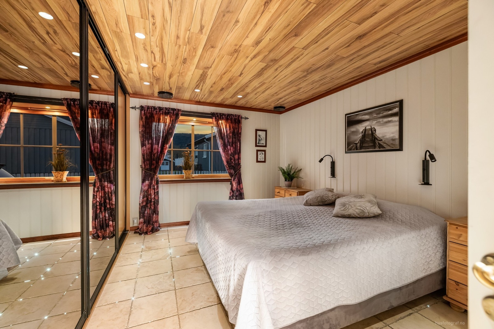 Boligen har totalt tre soverom, hvorav to ligger i første etasje Galleribilde