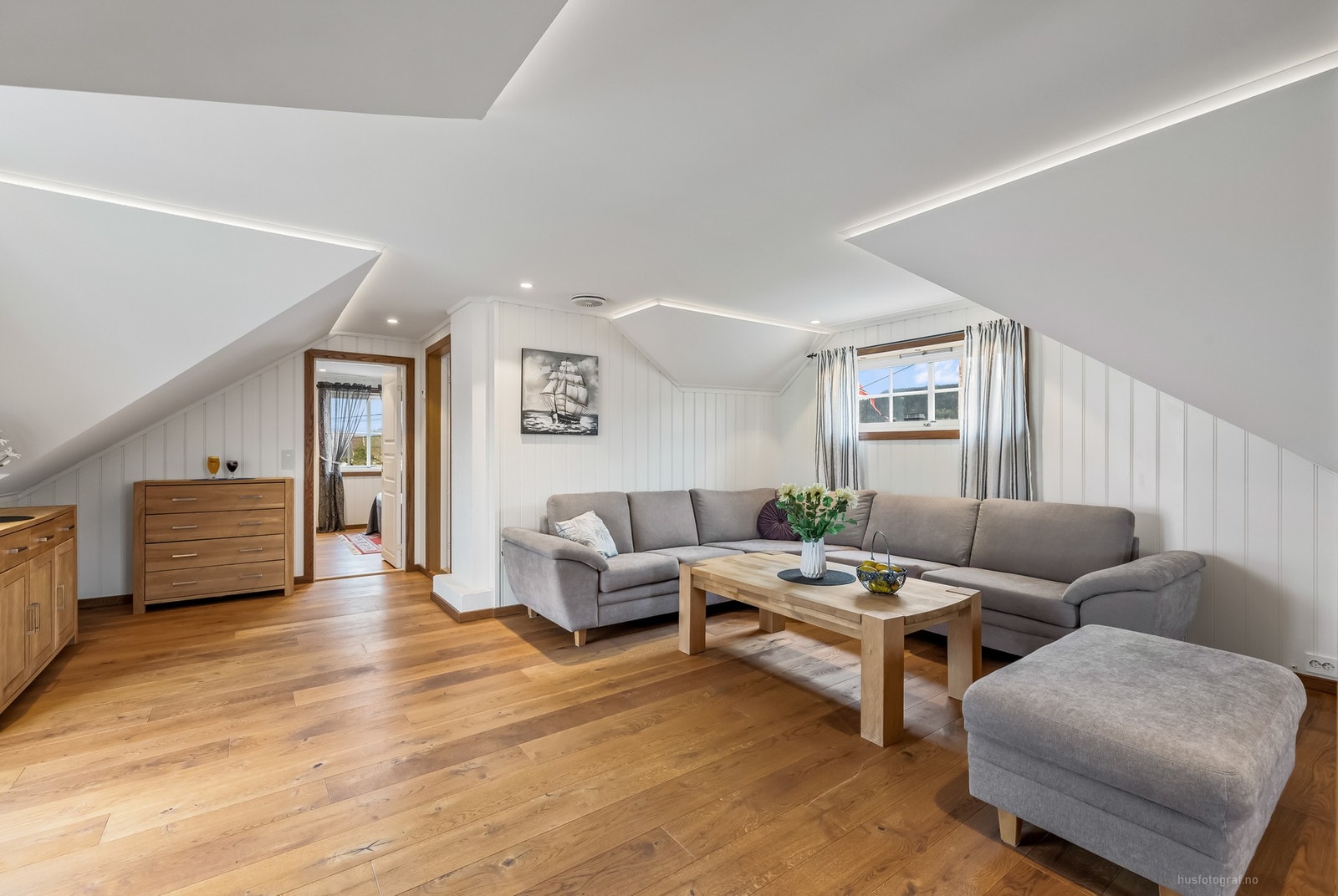 Et allsidig og fint rom til hobby, media eller lek Galleribilde