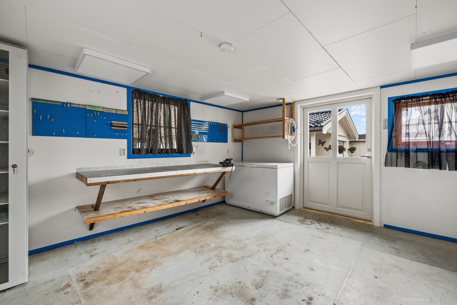 Praktisk hobbyrom med plassbygd arbeidsbenk og direkte utgang til gårdsrom og hage. Rommet kan tilpasses etter behov, og ved oppgradering av overflater kan det benyttes som et fjerde soverom Galleribilde