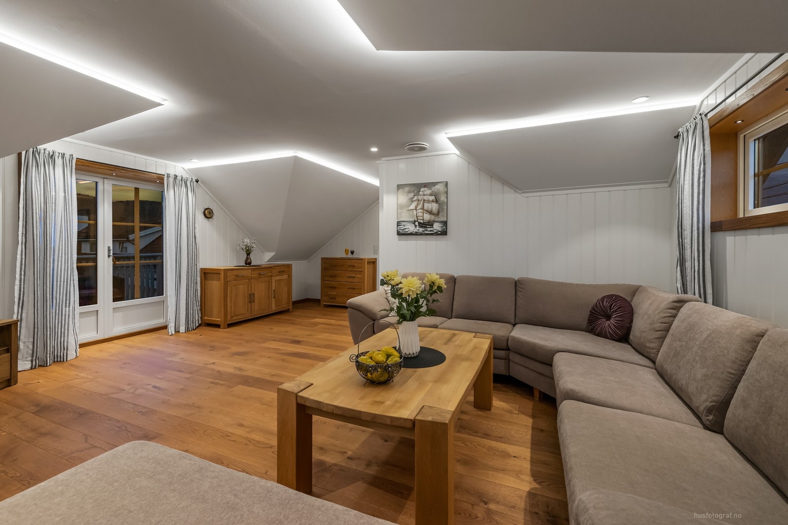 Rommet har parkett på gulv, panel på vegger og slett flate i himling med stilig belysning Galleribilde