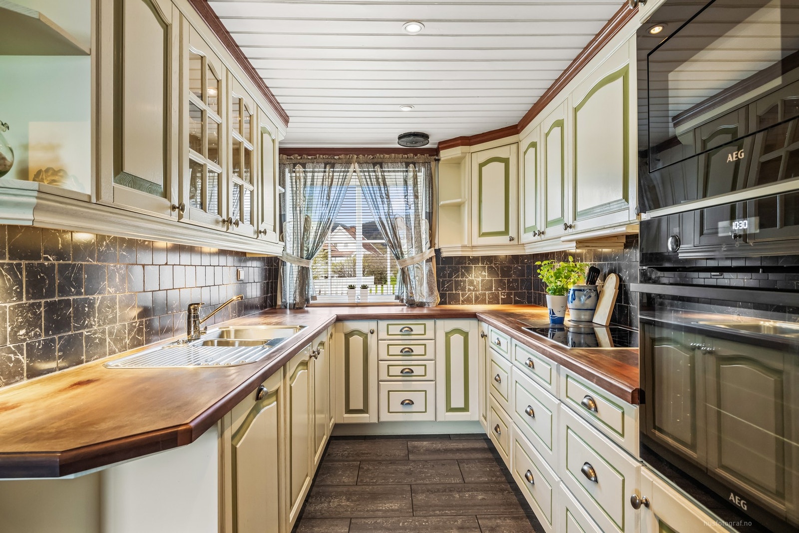 Kjøkkenventilator med avtrekk ut er plassert i overskap Galleribilde