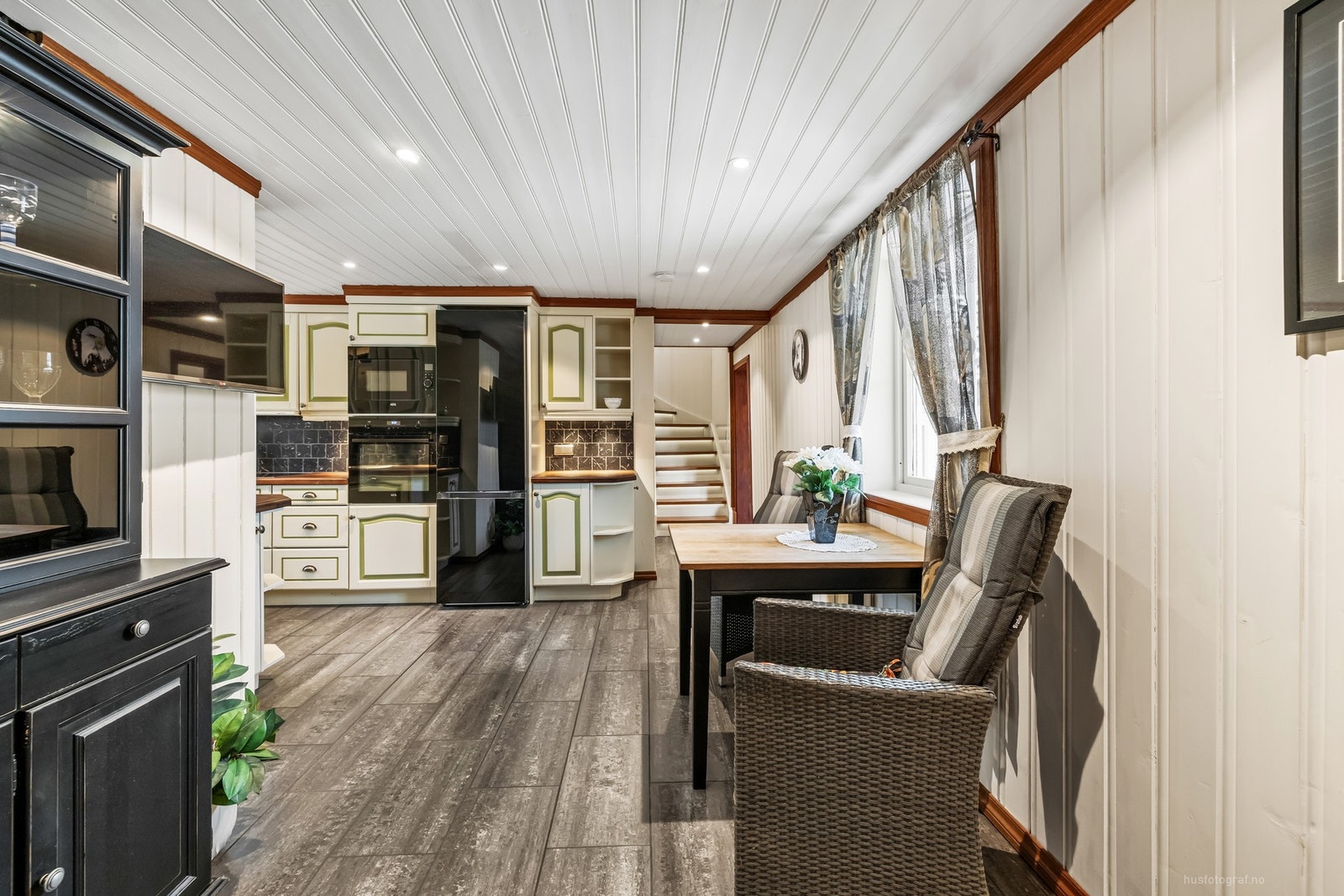 Kjøkkeninnredning med profilerte fronter og benkeplate av heltre Galleribilde