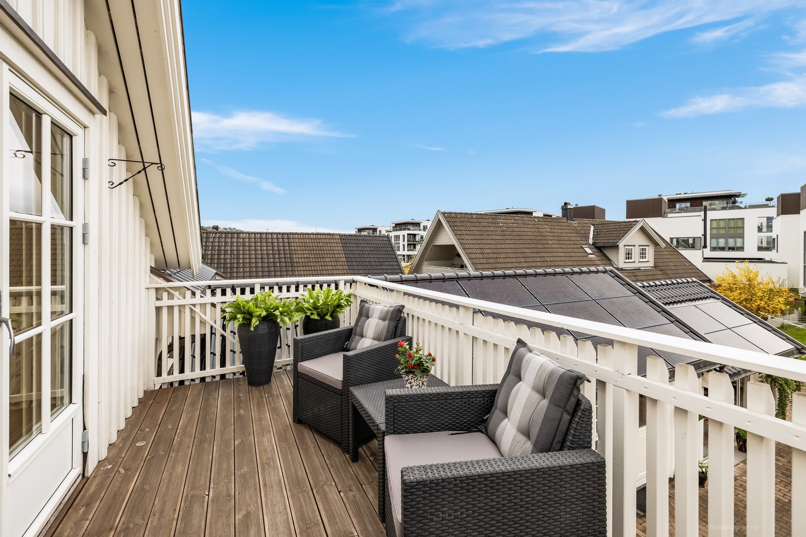 Balkongen har rekkverk med stående spiler og fin plass til utemøblement Galleribilde