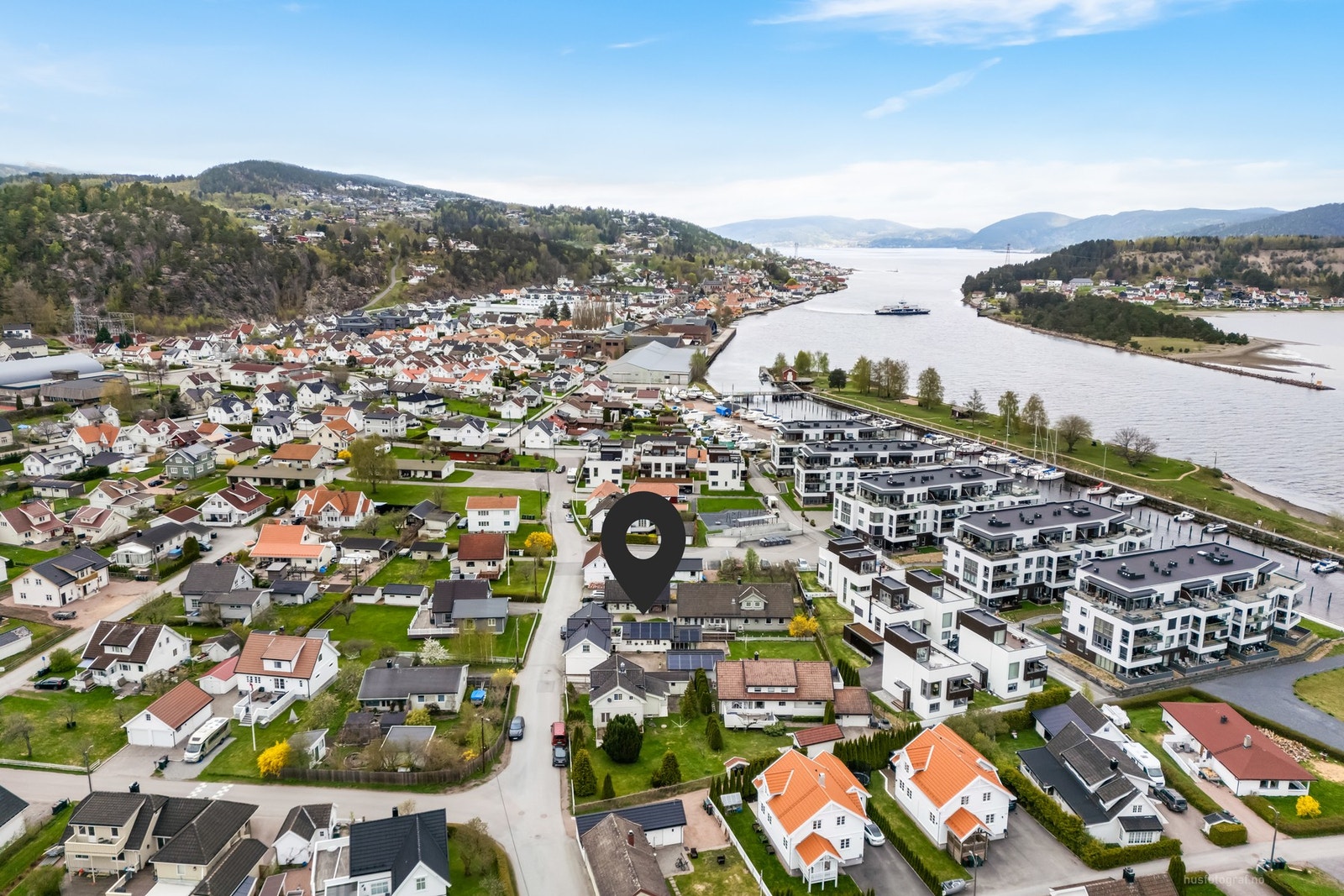 Nærhet til butikker, restauranter, båthavn og Batteriøya rekreasjonsområde gir en perfekt kombinasjon av ro, natur og sentral beliggenhet Galleribilde