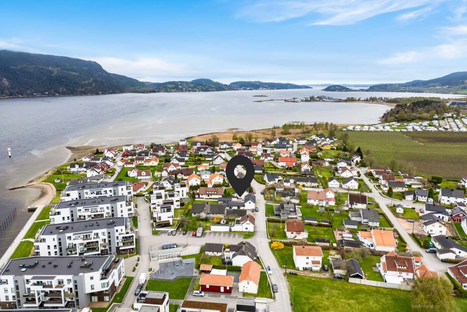 Eiendommen har en ettertraktet beliggenhet i et trivelig og barnevennlig nabolag i idylliske Svelvik Galleribilde