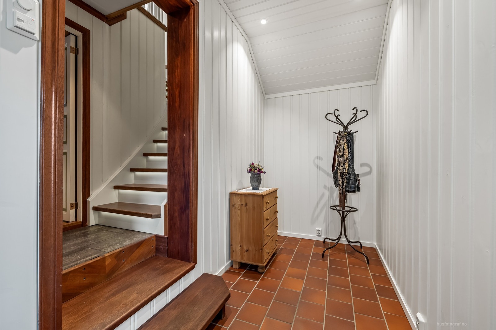 Det er plass til garderobeskap for oppbevaring av yttertøy og sko Galleribilde