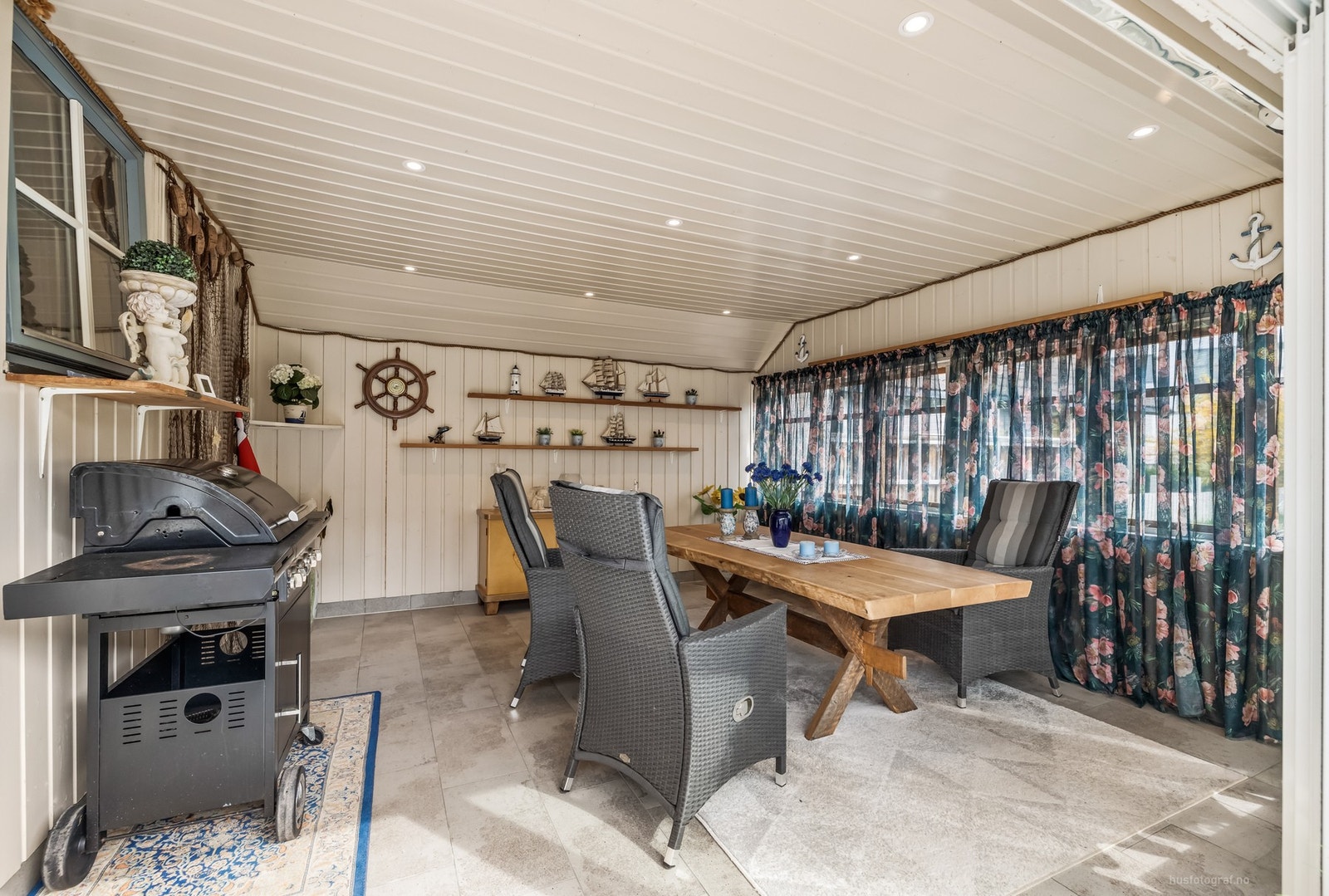 Vinterhagen har isolert trekonstruksjon og skyvedører med enkle glass som slipper inn rikelig med dagslys og gir fin kontakt med uteområdet Galleribilde