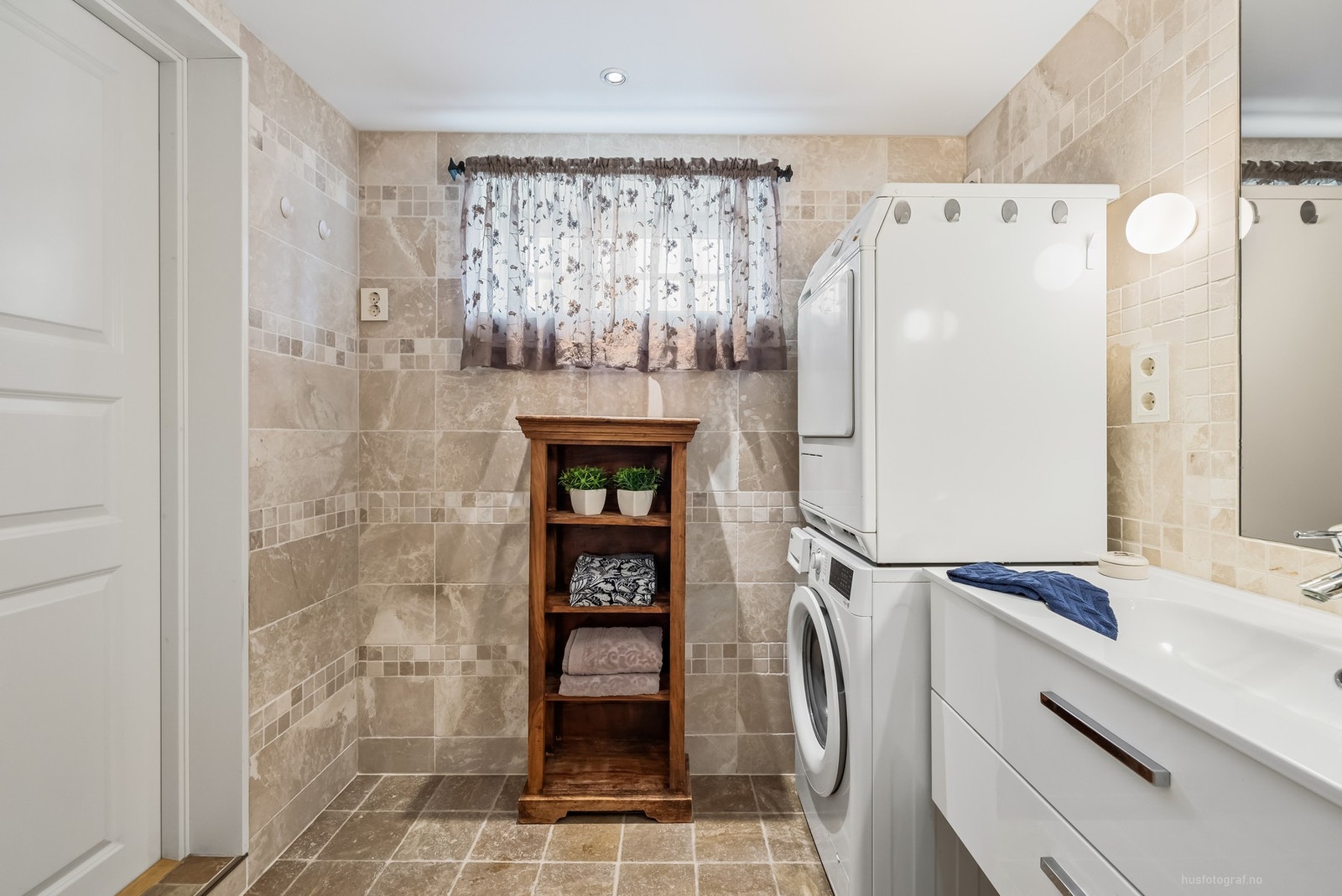 Rommet har innredning med nedfelt servant, veggmontert toalett, dusjhjørne og opplegg for vaskemaskin Galleribilde