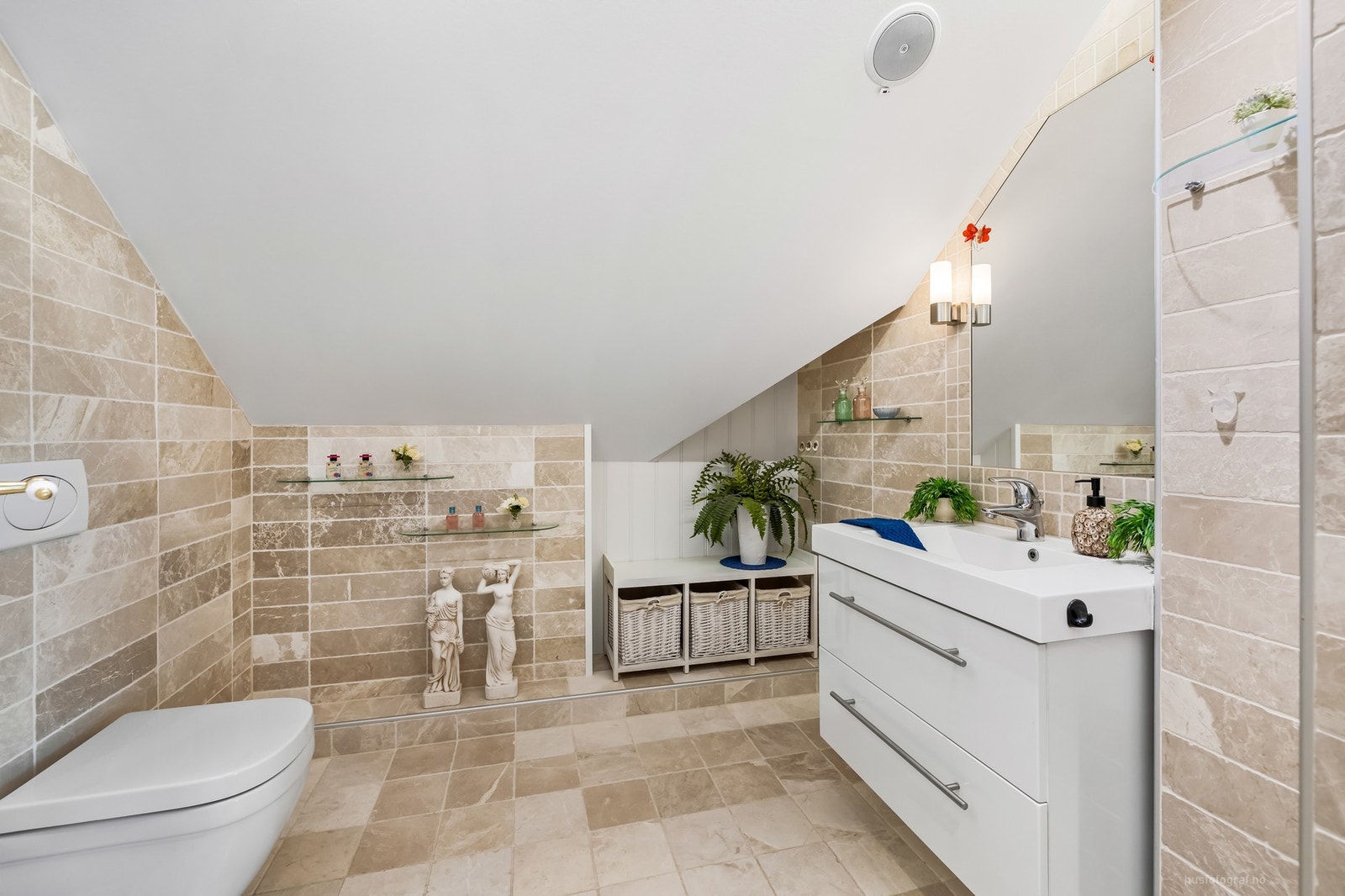 Pent og moderne baderom fra 2016 med gulvvarme, balansert ventilasjon og integrerte høyttalere for en moderne og funksjonell opplevelse Galleribilde