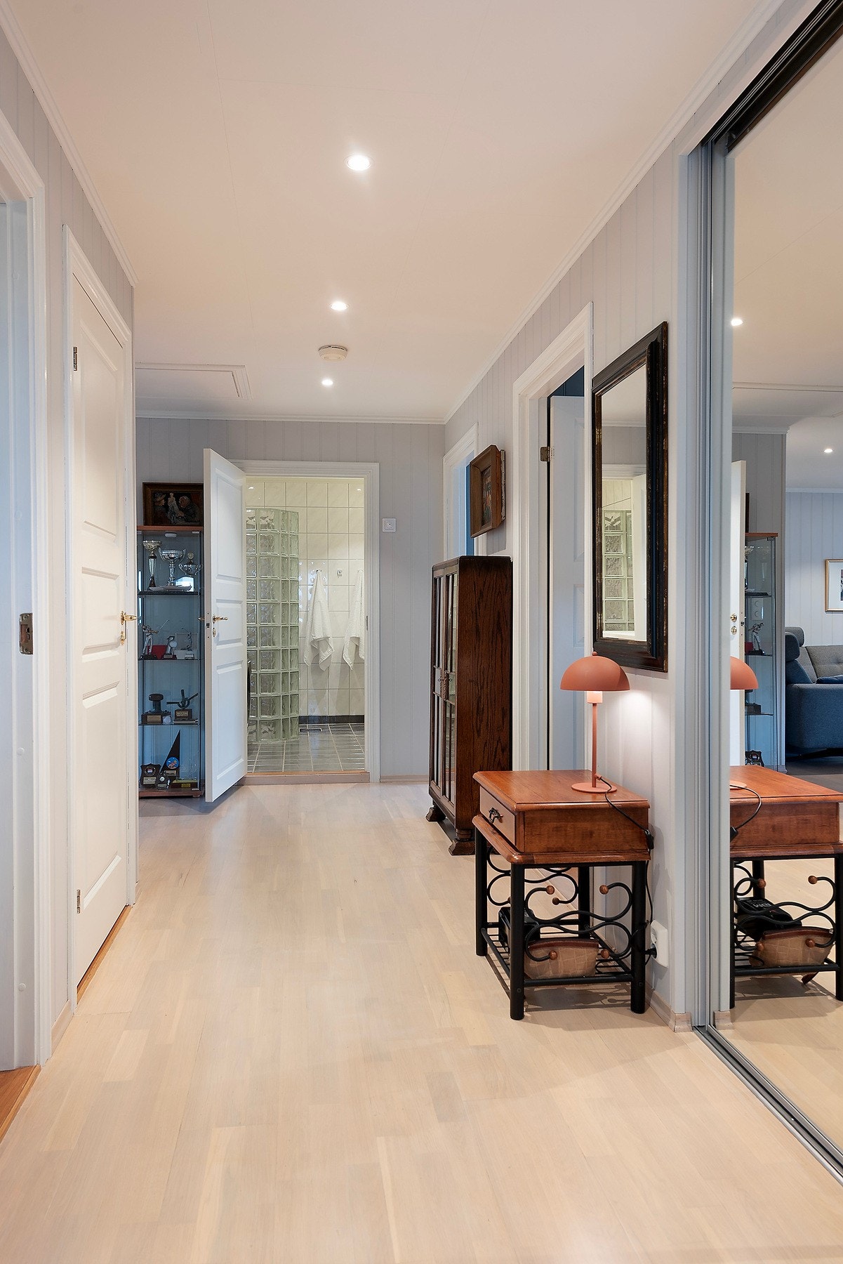 Åpen og lett adkomst til oppholdsrom, bad og de 2 soverommene Galleribilde