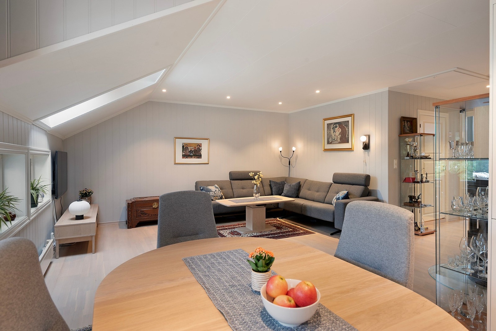 I rommet har du god plass til spisestue ved kjøkkenet, samt en romslig sofagruppe hvor familie og venner kan samles til en hyggelig kveld Galleribilde