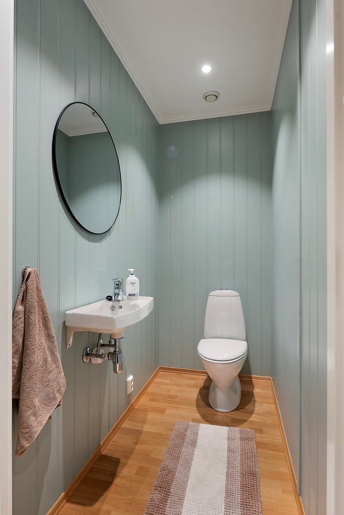 Praktisk og lett tilgjengelig gjestetoalett - perfekt for både hverdag og besøk Galleribilde