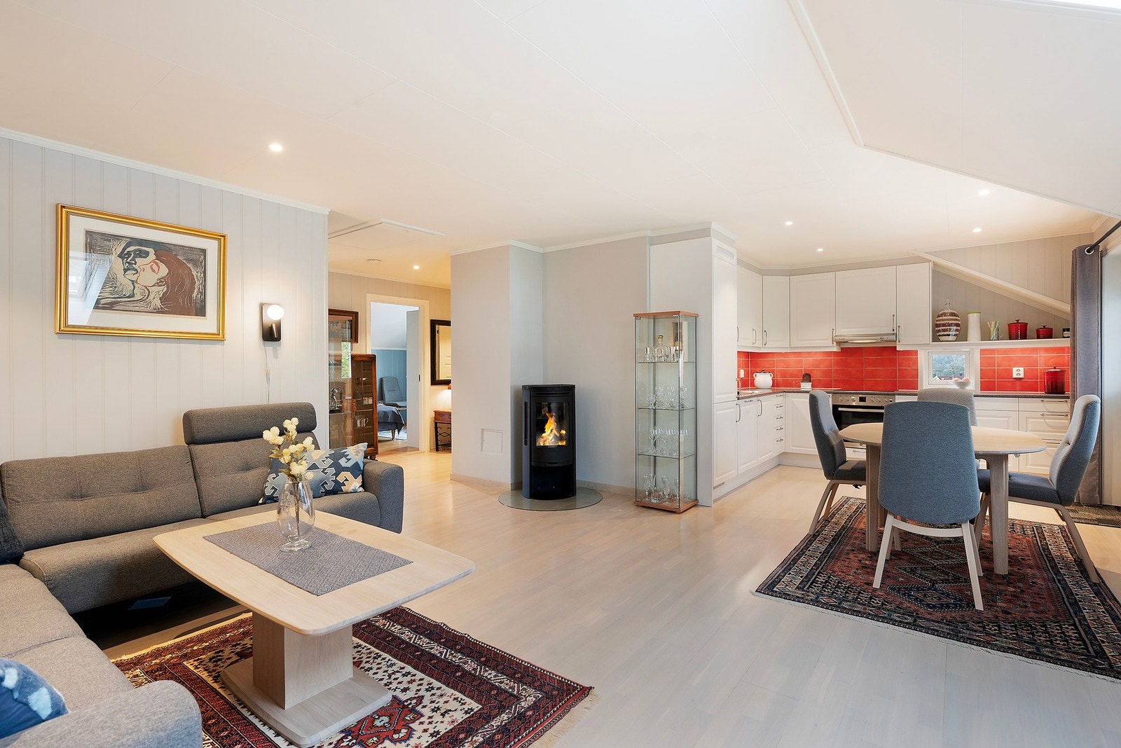 Boligen har en åpen og gjennomtenkt planløsning, med naturlige vinkler som skaper en fin oppdeling mellom de ulike sonene Galleribilde