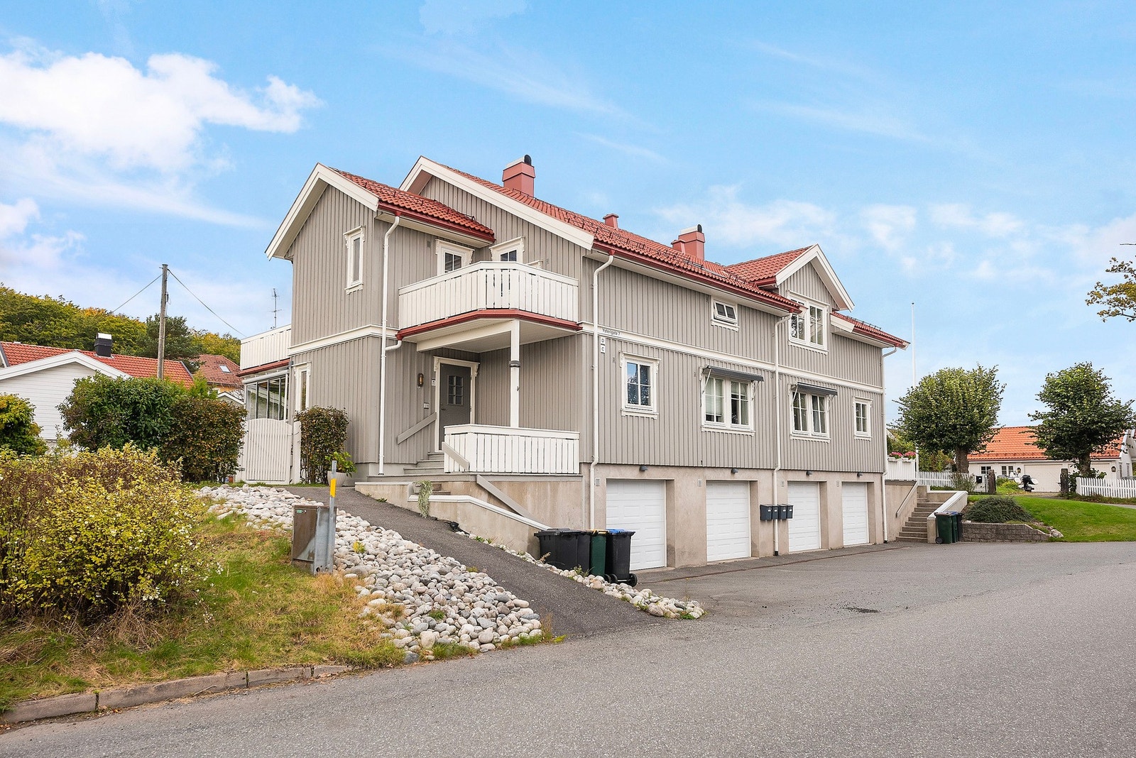 Leiligheten har blant annet 2 balkonger og egen garasje Galleribilde