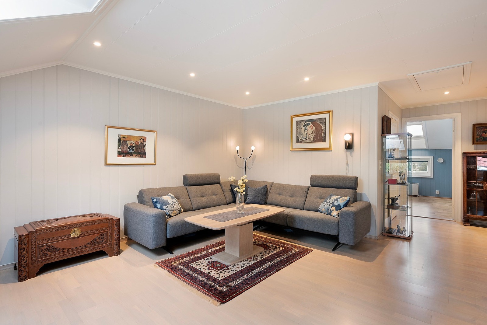 Pen leilighet med sjarmerende panelvegger og moderne downlights som gir et tidløst preg Galleribilde