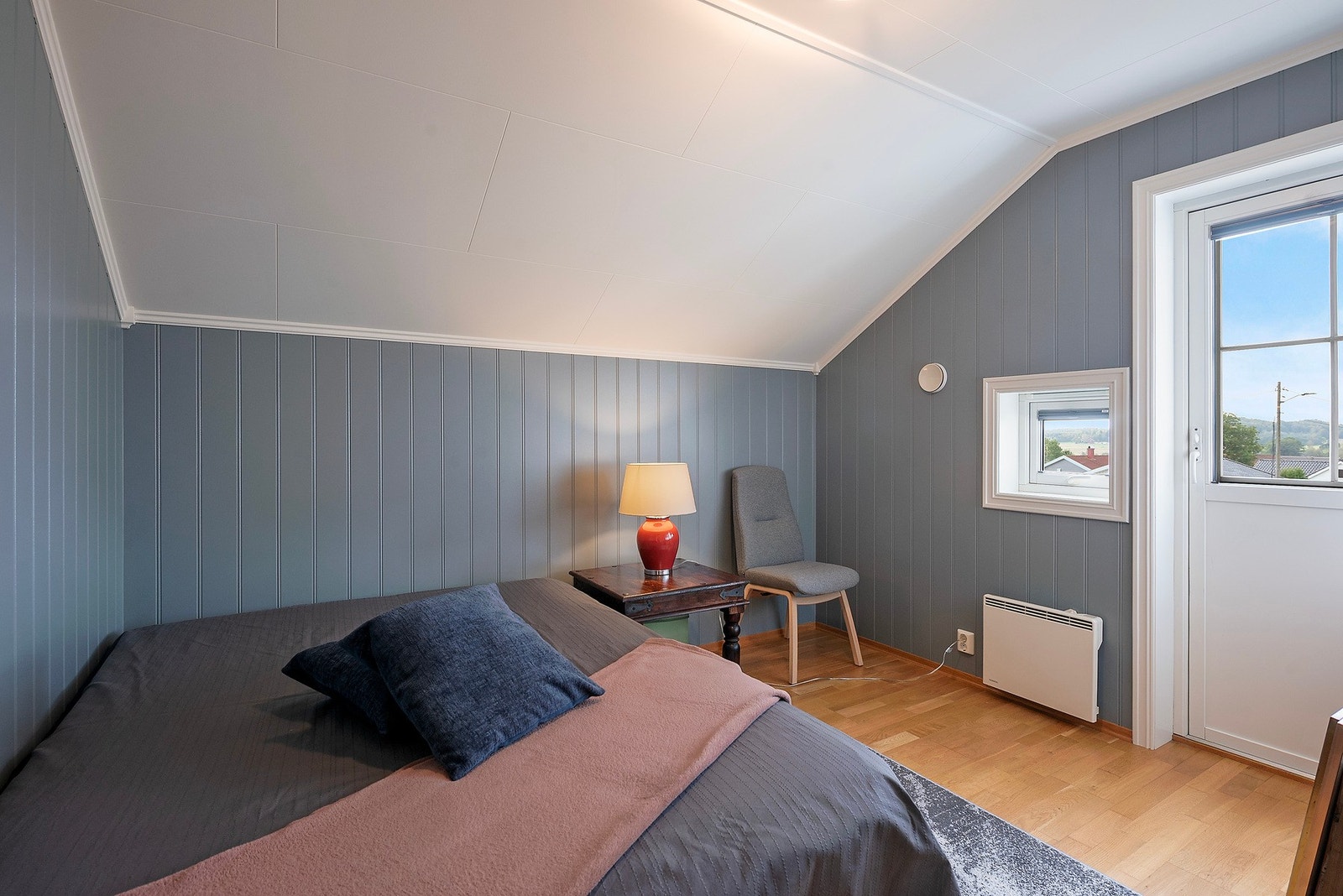 Soverommene har det samme myke panelet som resten av boligen, og fra hovedsoverommet har du utgang til en hyggelig balkong Galleribilde