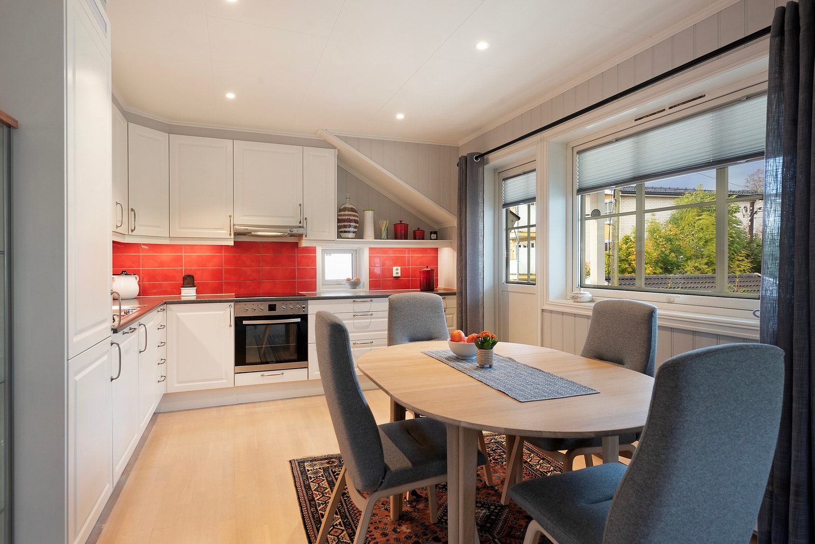 På kjøkkenet er plassen god utnyttet så du har rikelig med skap- og benkplass Galleribilde