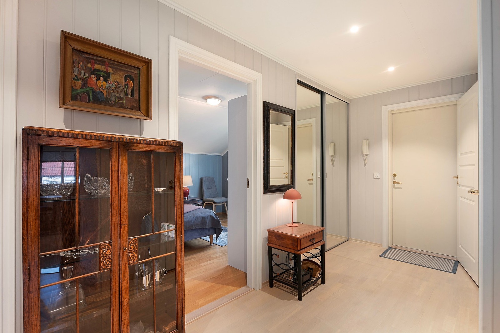 Her kommer du inn i en lys og åpen entré med døråpner og skyvedørsgarderobe med speildører Galleribilde