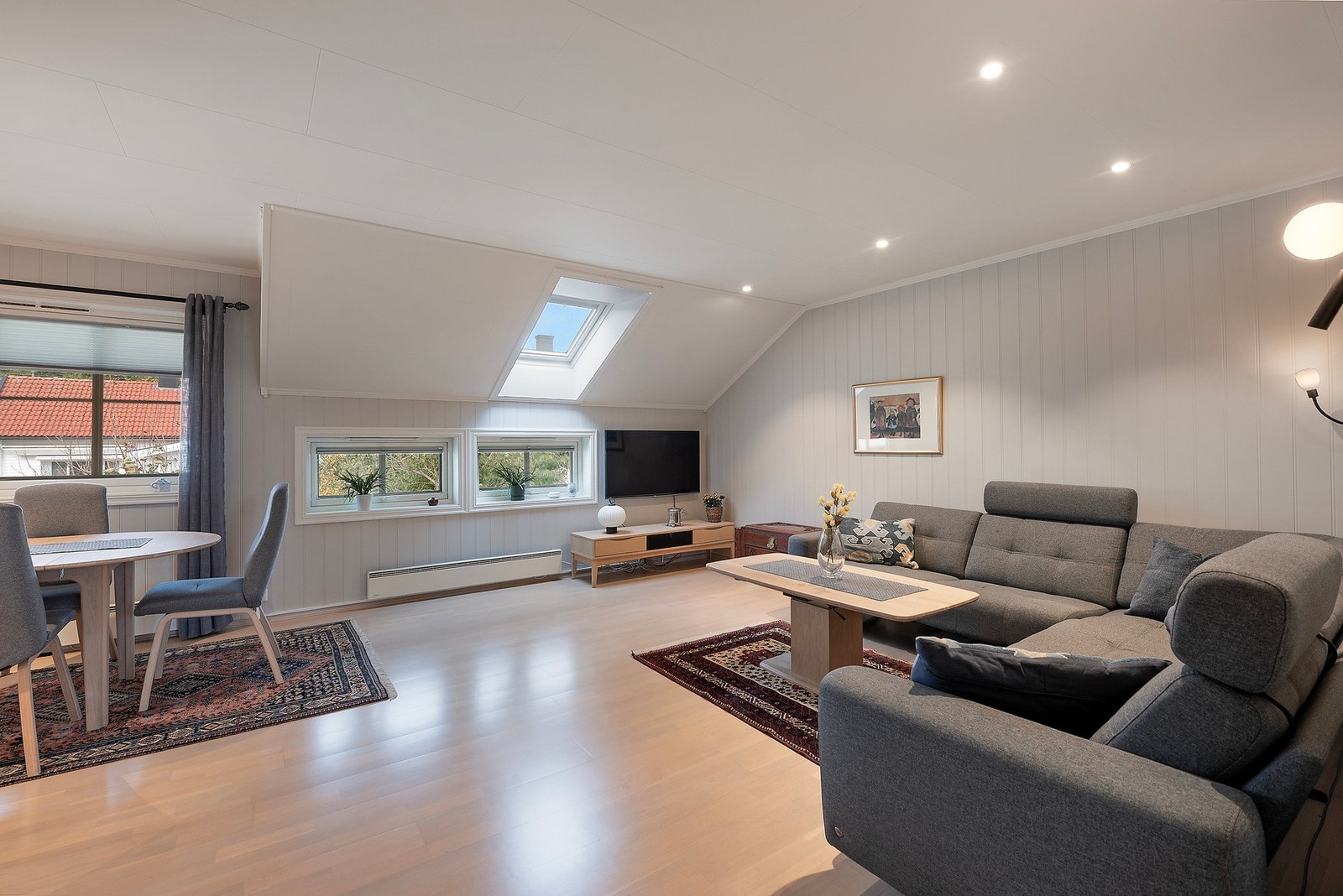 Velkommen inn - Her er stue og kjøkken i åpen løsning og inneholder store vindusflater som gir godt lysinnslipp Galleribilde