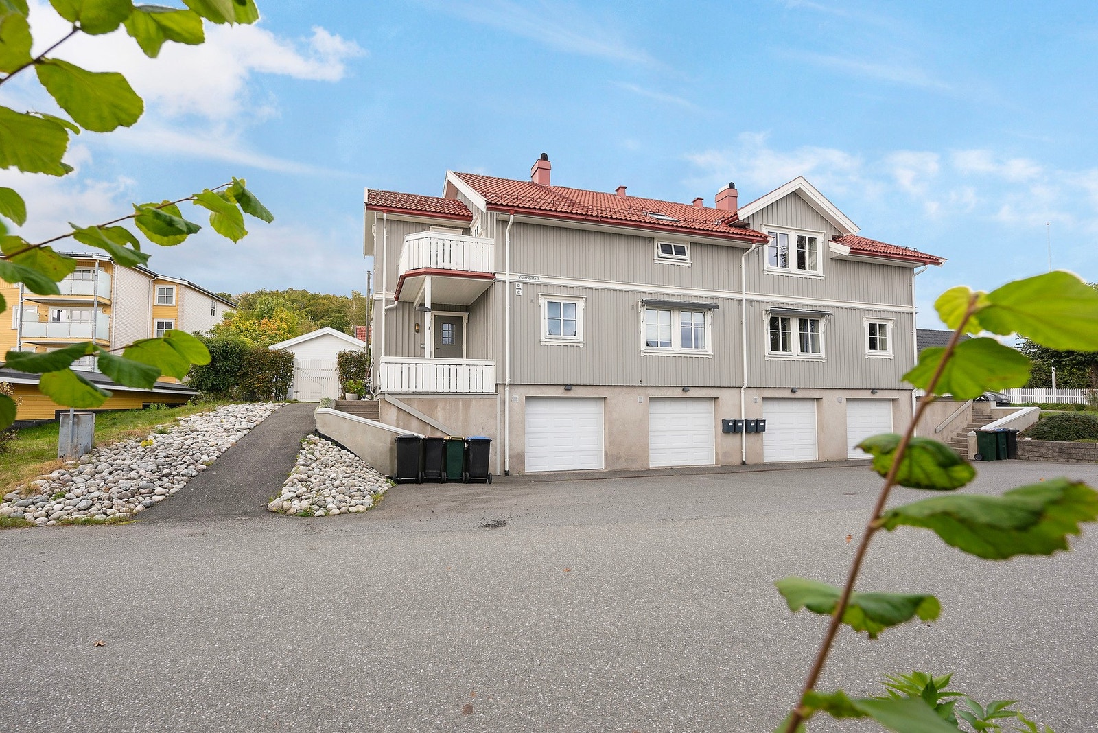 Boligen har en fin beliggenhet i 2.etasje, sentralt i Stokke Galleribilde