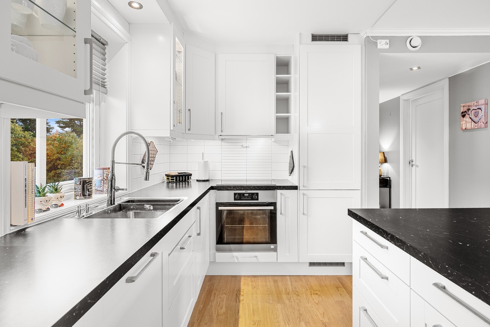 Kjøkkenet har integrerte hvitevarer. Galleribilde