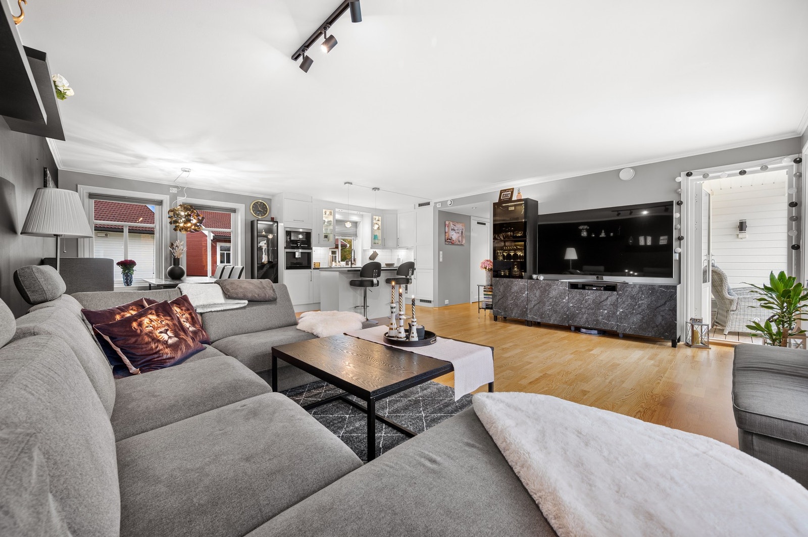 Det er en åpen løsning mellom stue og kjøkken, noe som skaper en god romfølelse. Galleribilde