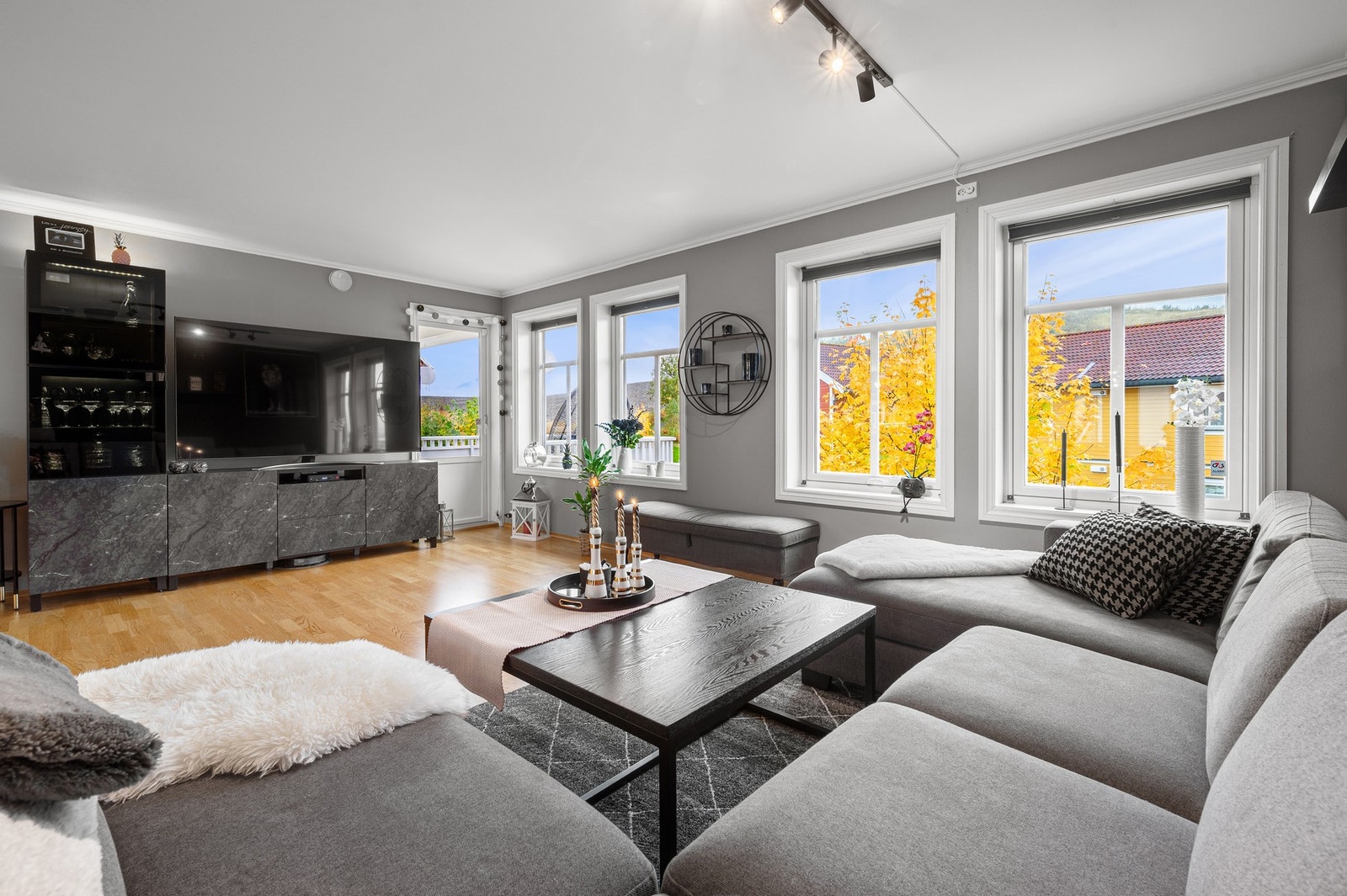 Fra stua har man utgang til koselig balkong. Galleribilde