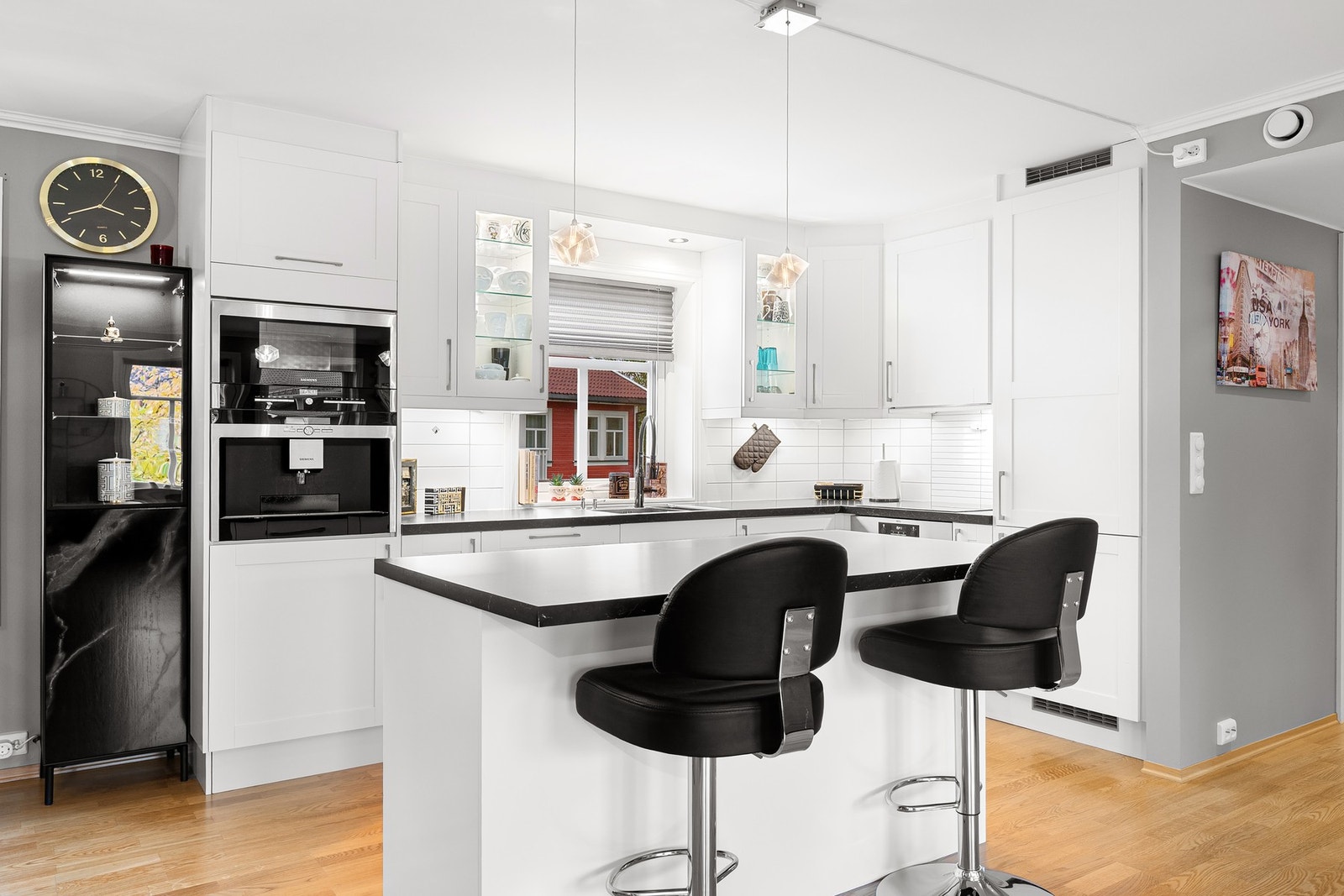 Praktisk kjøkkenøy med barløsning. Galleribilde