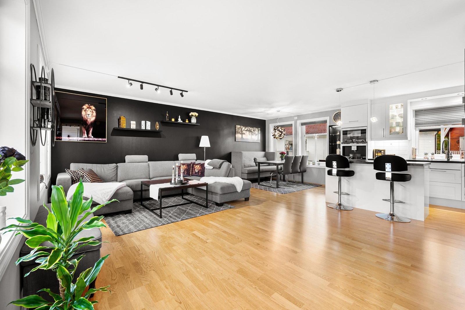 Boligen er oppført i 2011 og har en gjennomgående pen og god standard. Galleribilde