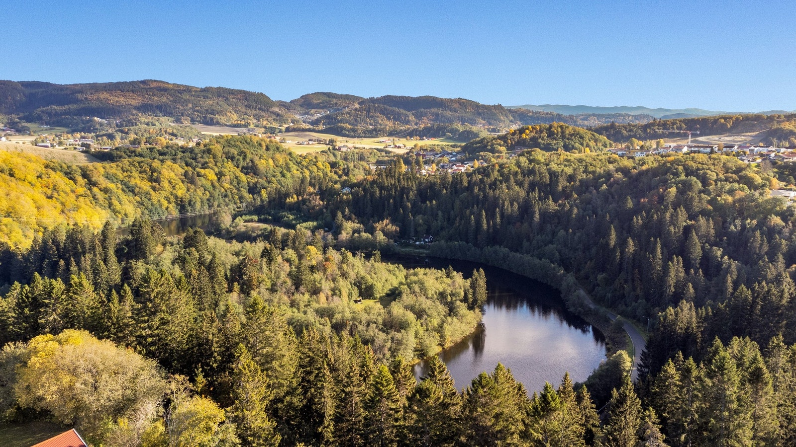 Nærområdene byr på fine utearealer med flere tun og mange lekemuligheter i barnevennlige omgivelser. Det er bl.a. lekeplass like ved boligen. Leirfossen byr på glimrende turområder sommer som vinter. Galleribilde