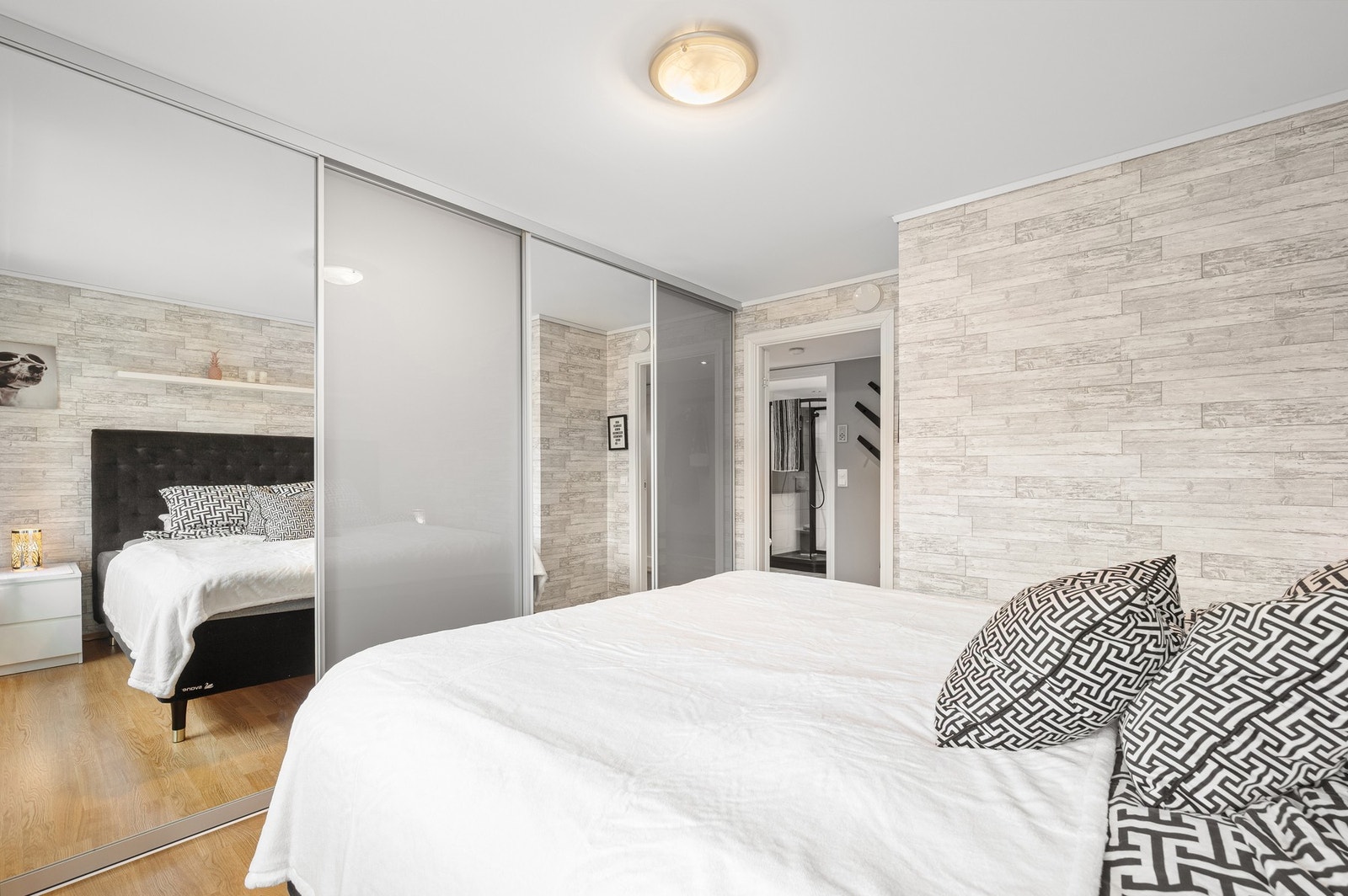 På hovedsoverommet er det montert praktisk garderobeløsning. Galleribilde