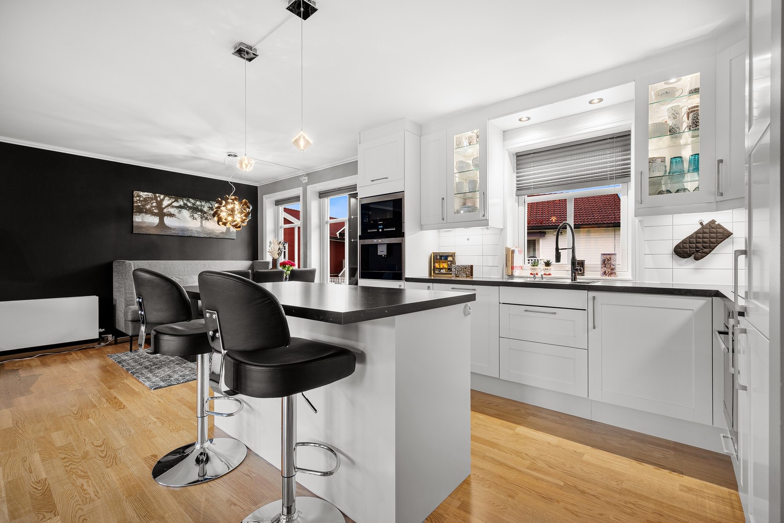 Lyst og pent kjøkken, rikelig med skap- og benkeplass. Galleribilde