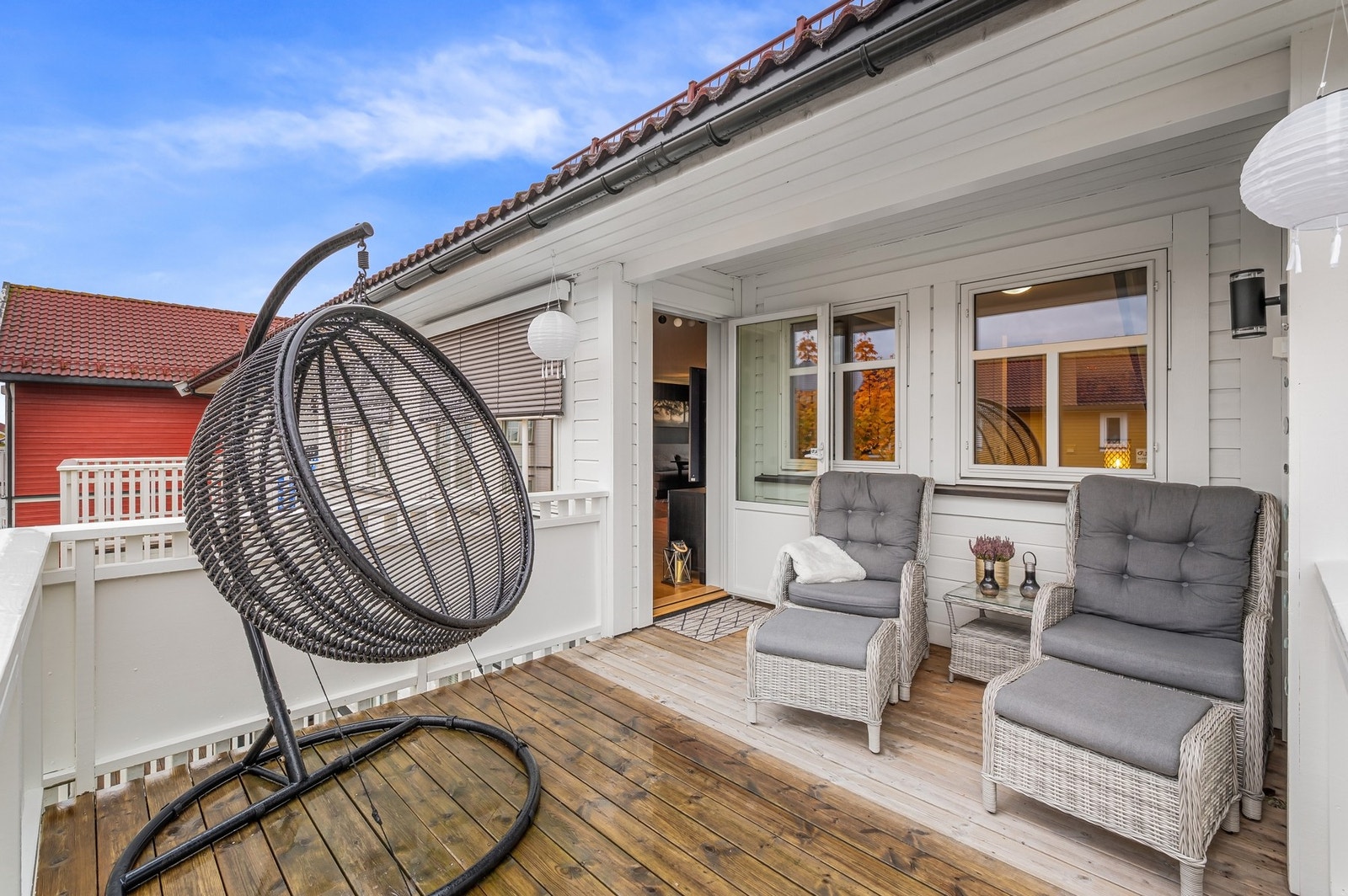 Leiligheten har en stor sørvest-vendt veranda med svært gode solforhold. Galleribilde