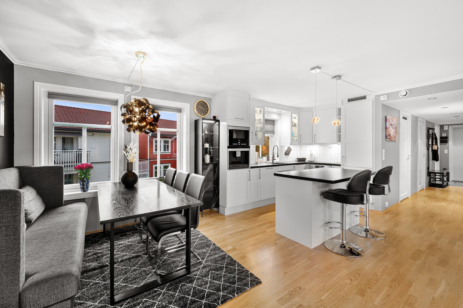 Stua/kjøkkenet er på hele 43 kvm og er lett å innrede. Galleribilde