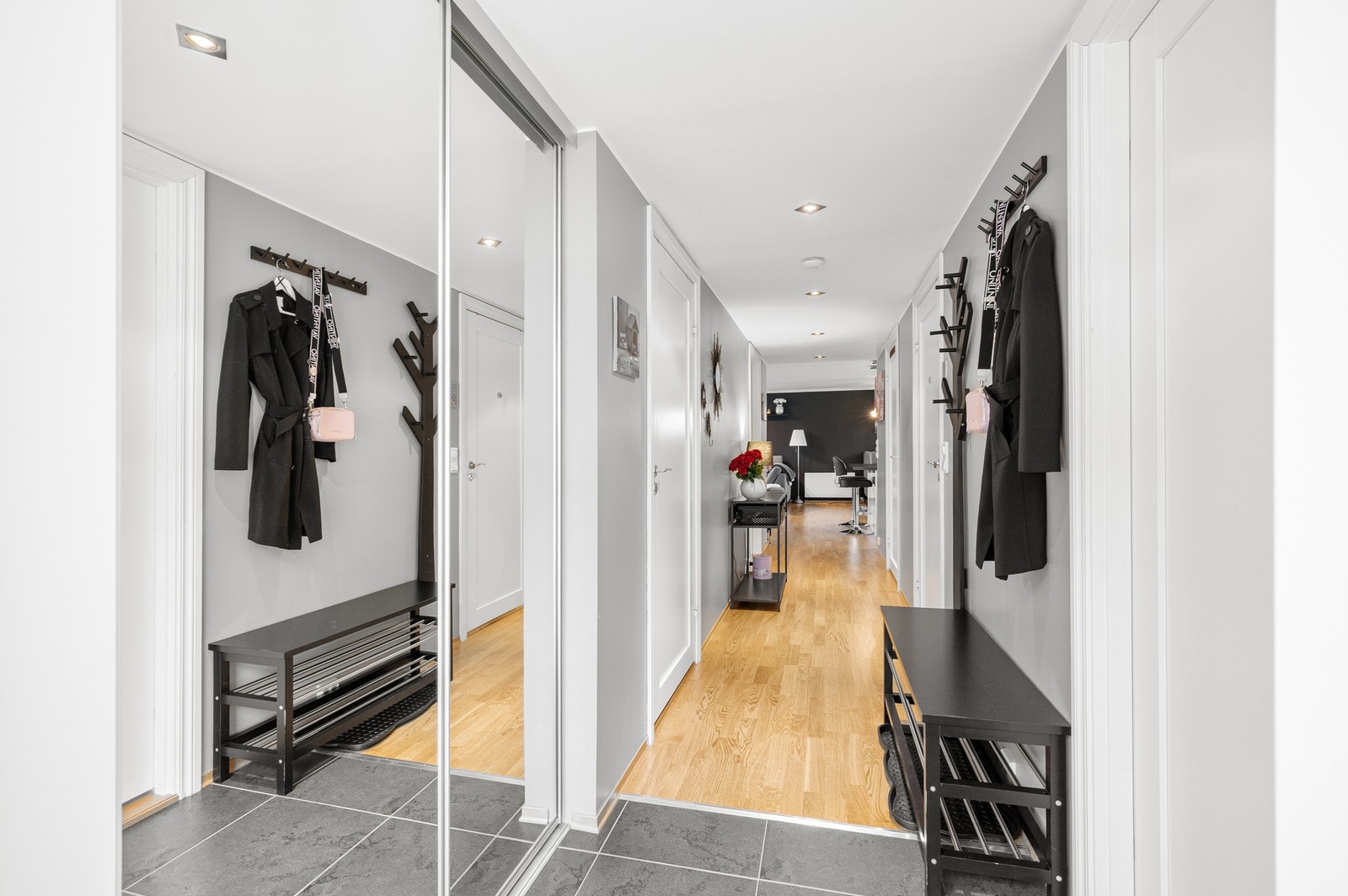 Yttergang med praktisk skyvedørsgarderobe for oppbevaring av sko og yttertøy. Galleribilde