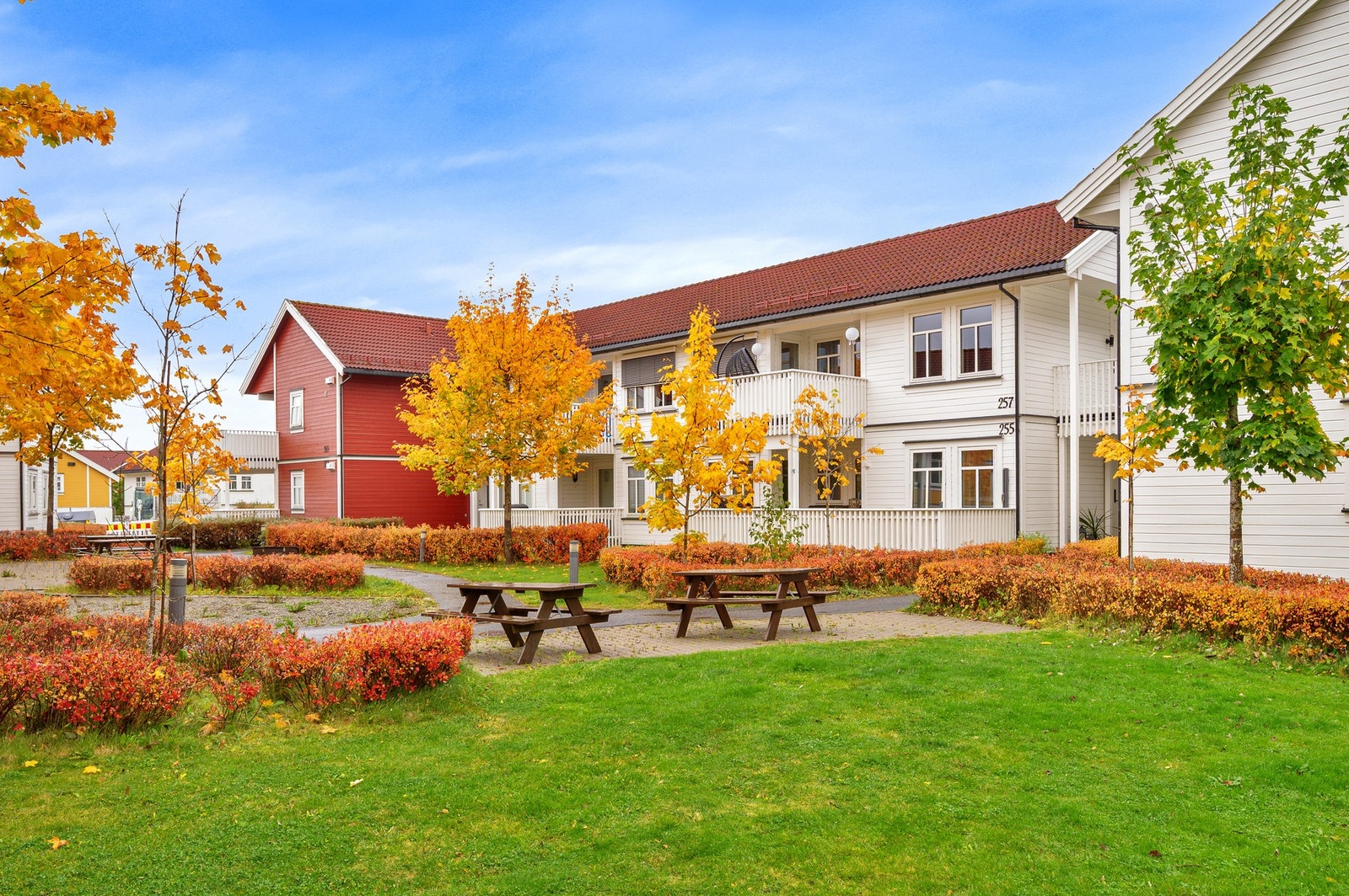 Med sentral beliggenhet Okstad har boligen kort veg til det meste av fasiliteter. Blant annet nærbutikken Rema 1000 Kroppanmarka, City Syd, kollektivtilbud og idrettsanlegg. Galleribilde