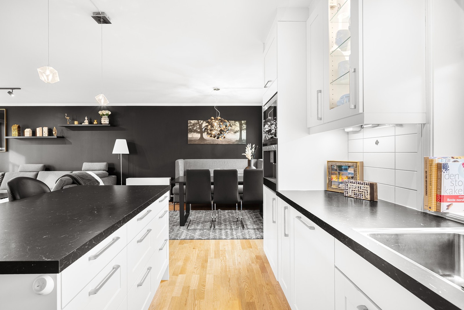 Leiligheten ligger i 2. etasje og har en stilren og moderne standard. Galleribilde