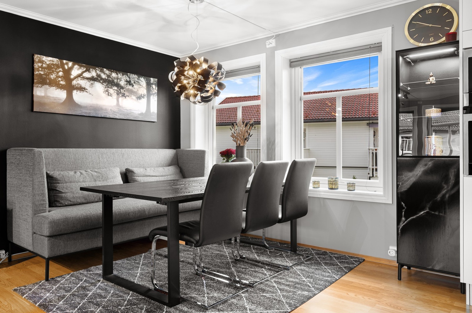 Spisestua finner sin naturlige plass mellom stua og kjøkkenet. Galleribilde